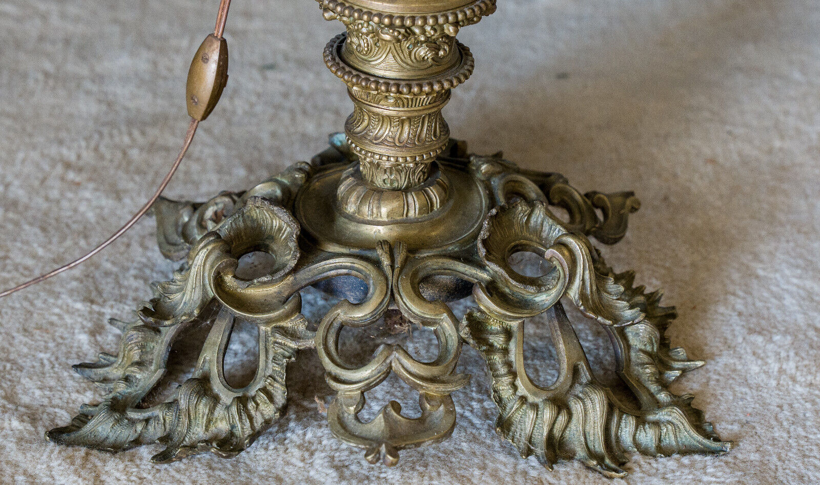 Lampadaire en bronze et porcelaine Milieu XXe Style Louis XV