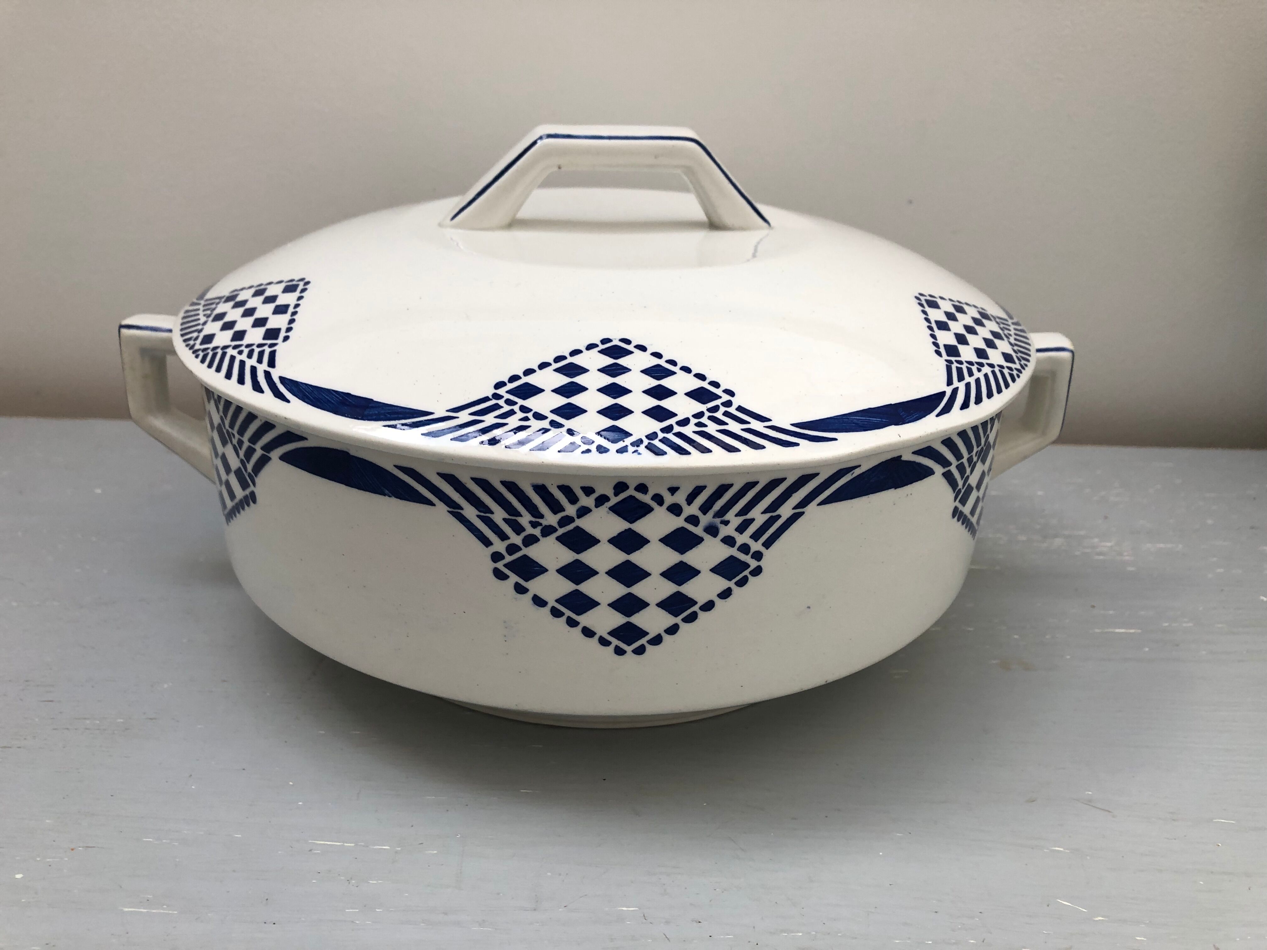 Tureen signed Moulin des Loups Hamage Orchies Nord France model Pantin