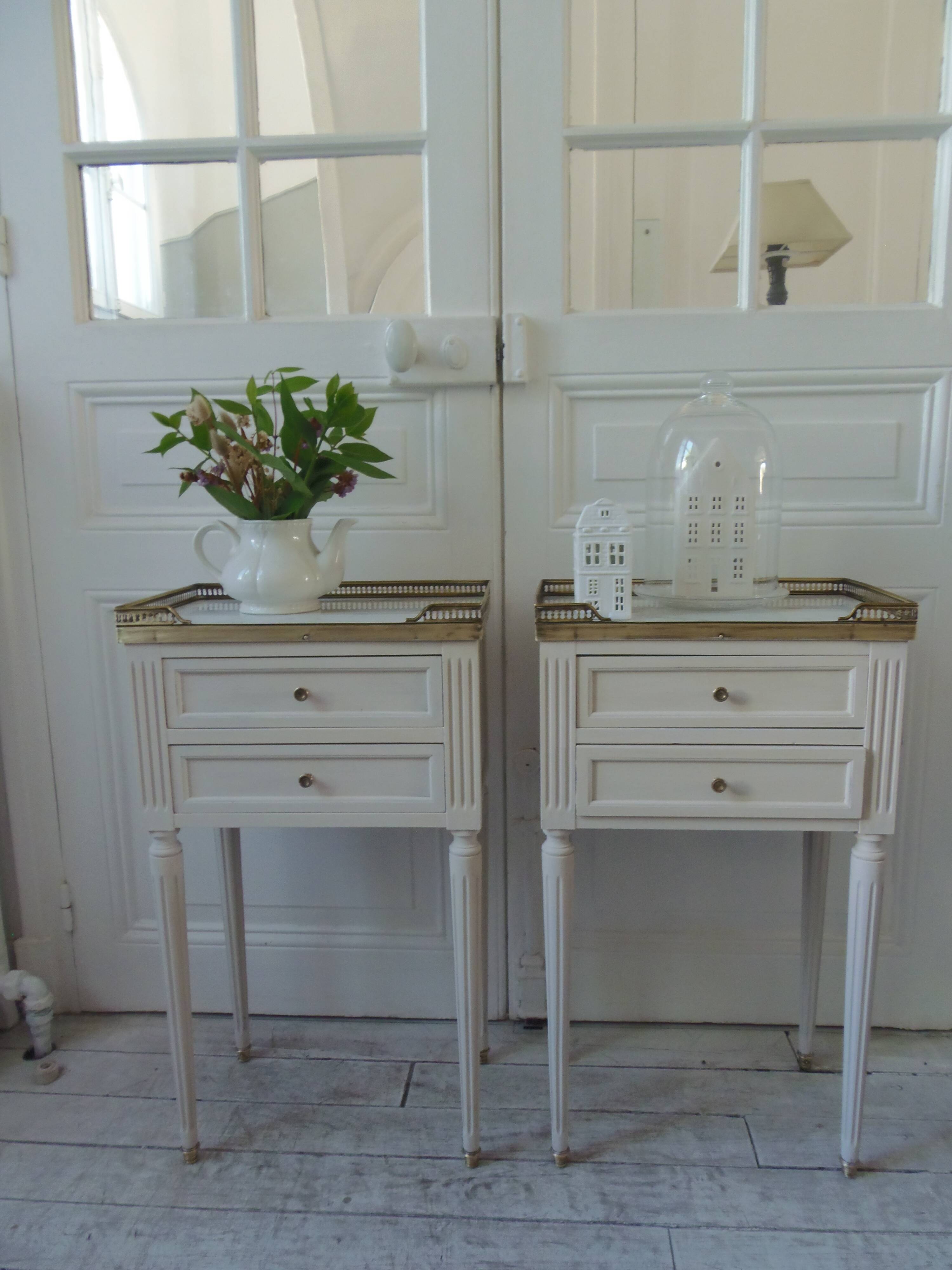 Pair of beautifully crafted bedside tables, end tables, pearl gray.