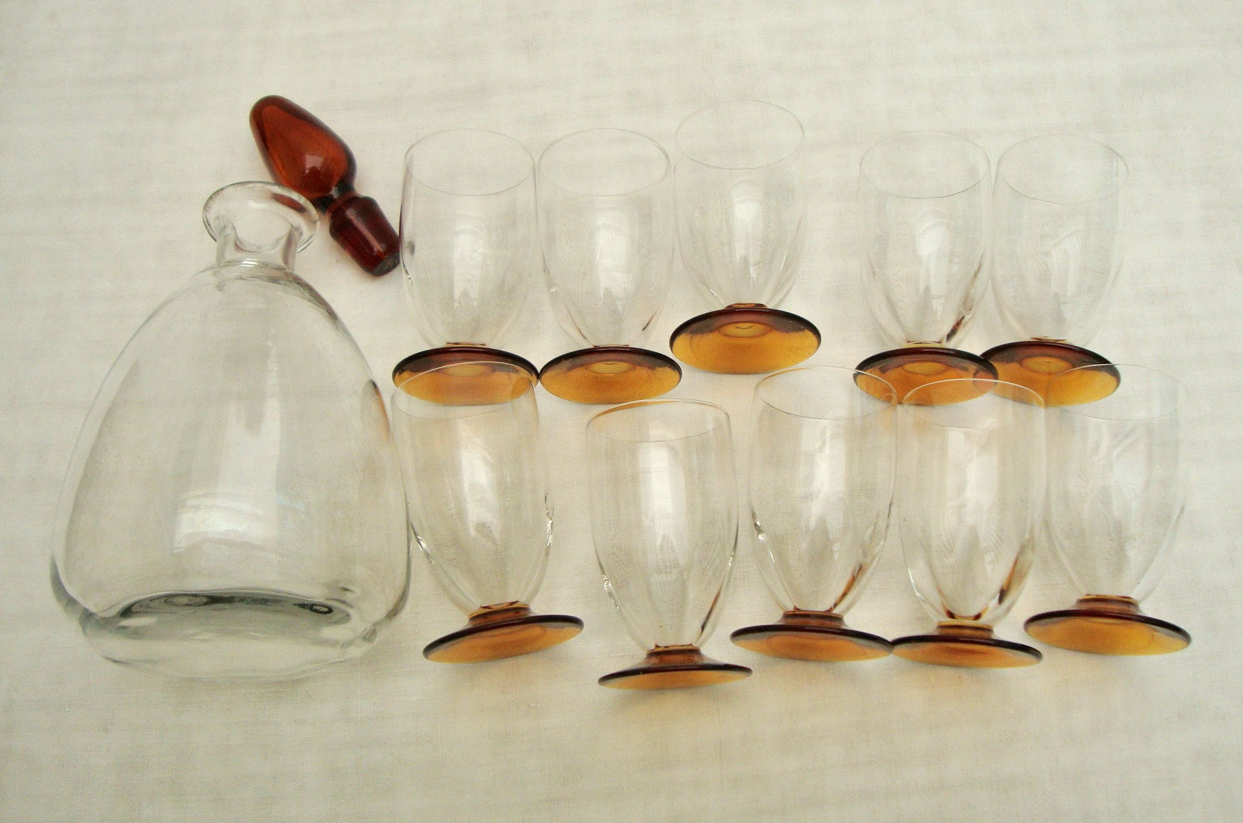 Set of 10 cup and carafe glasses