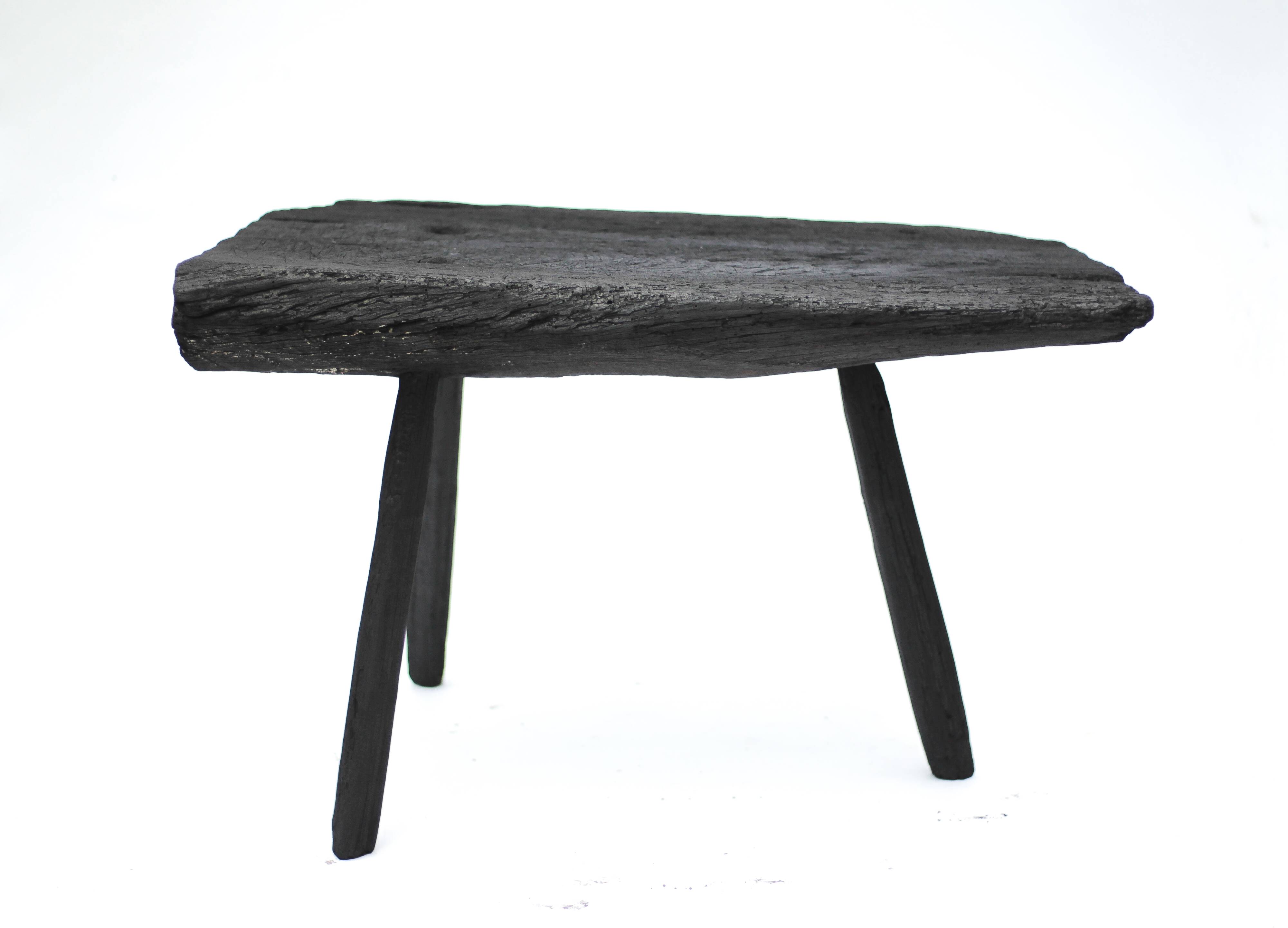 Table basse brutaliste tripode