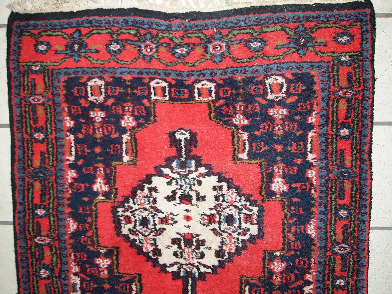 Tapis vintage fait main Hamadan en laine rouge vif (69cm x 136cm) – 1970s