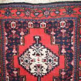 Tapis vintage fait main Hamadan en laine rouge vif (69cm x 136cm) – 1970s