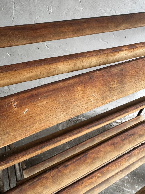 Étagère de boulangerie belge de l'entre-deux-guerres — Structure en métal foncé et étagères en bois brun, vers 1930