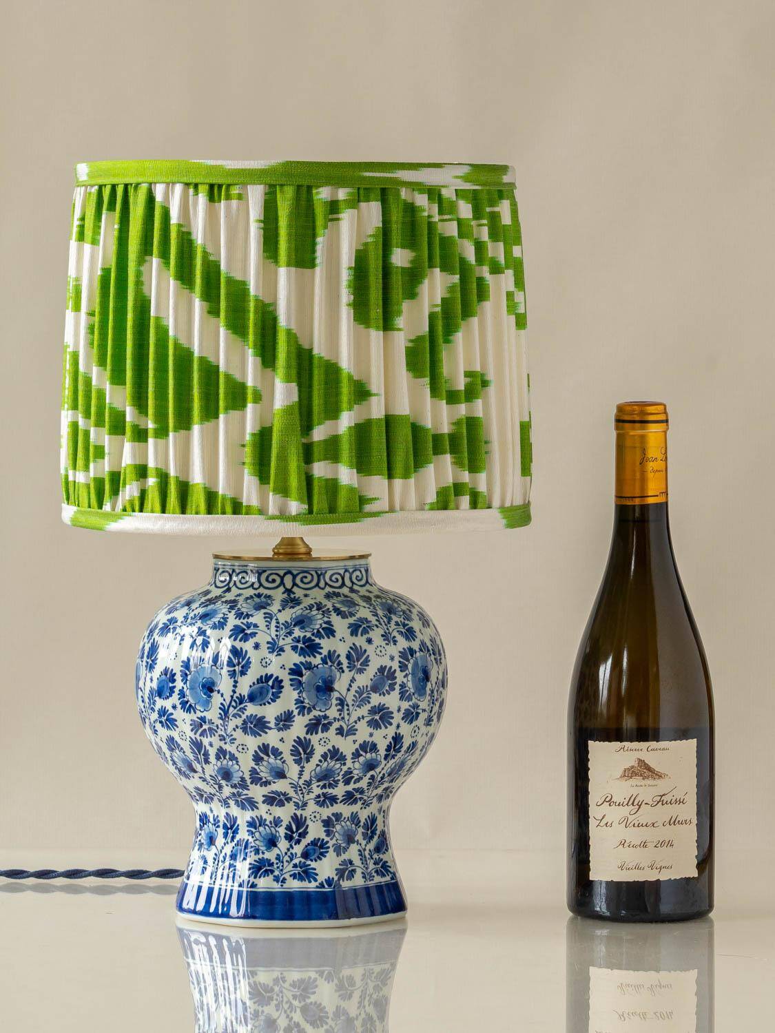 Lampe de table en céramique bleu et blanc de Delft peinte à la main avec abat-jour en soie Ikat