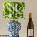 Lampe de table en céramique bleu et blanc de Delft peinte à la main avec abat-jour en soie Ikat