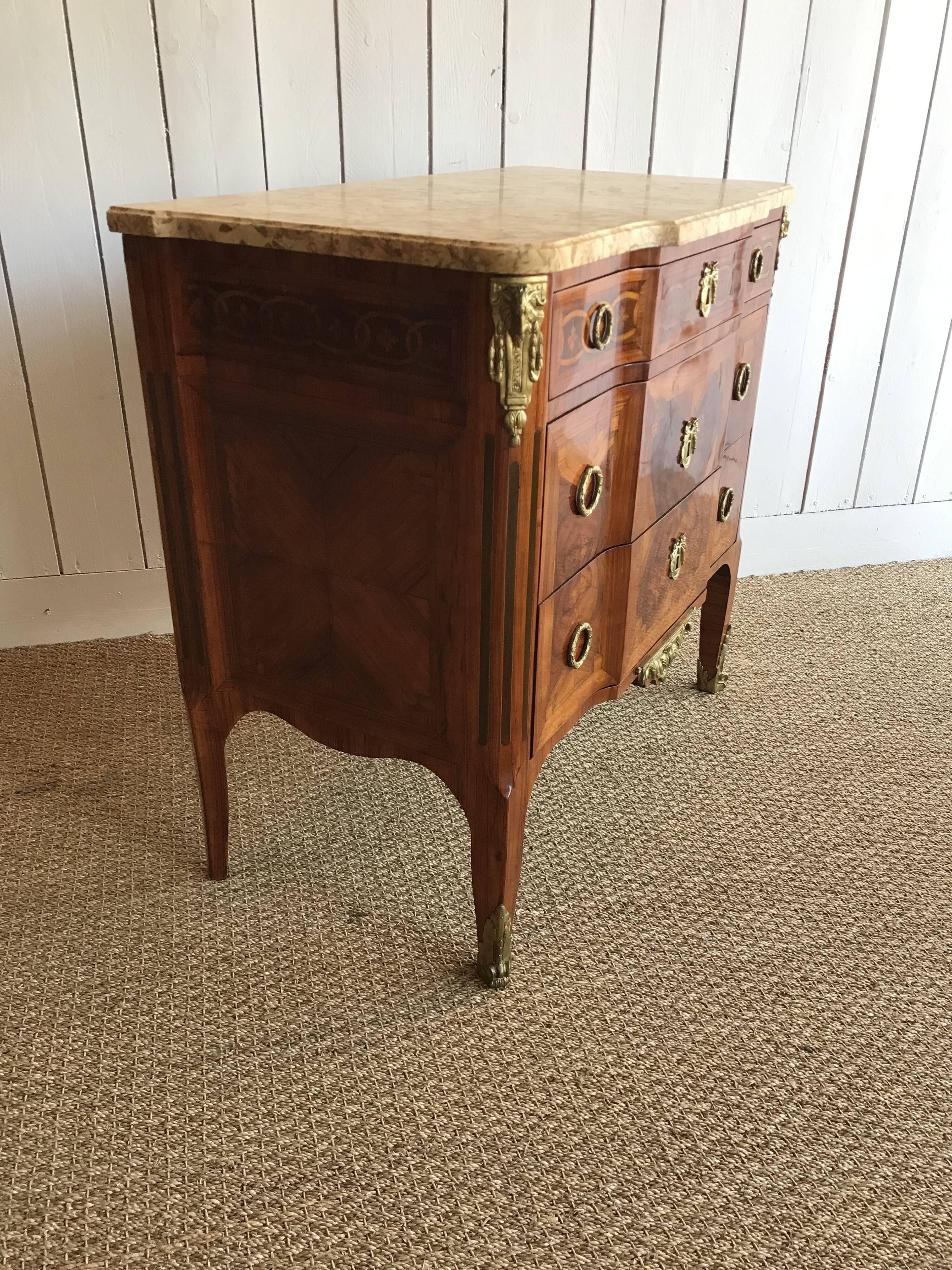 Commode transition in marquetry. 18th century.