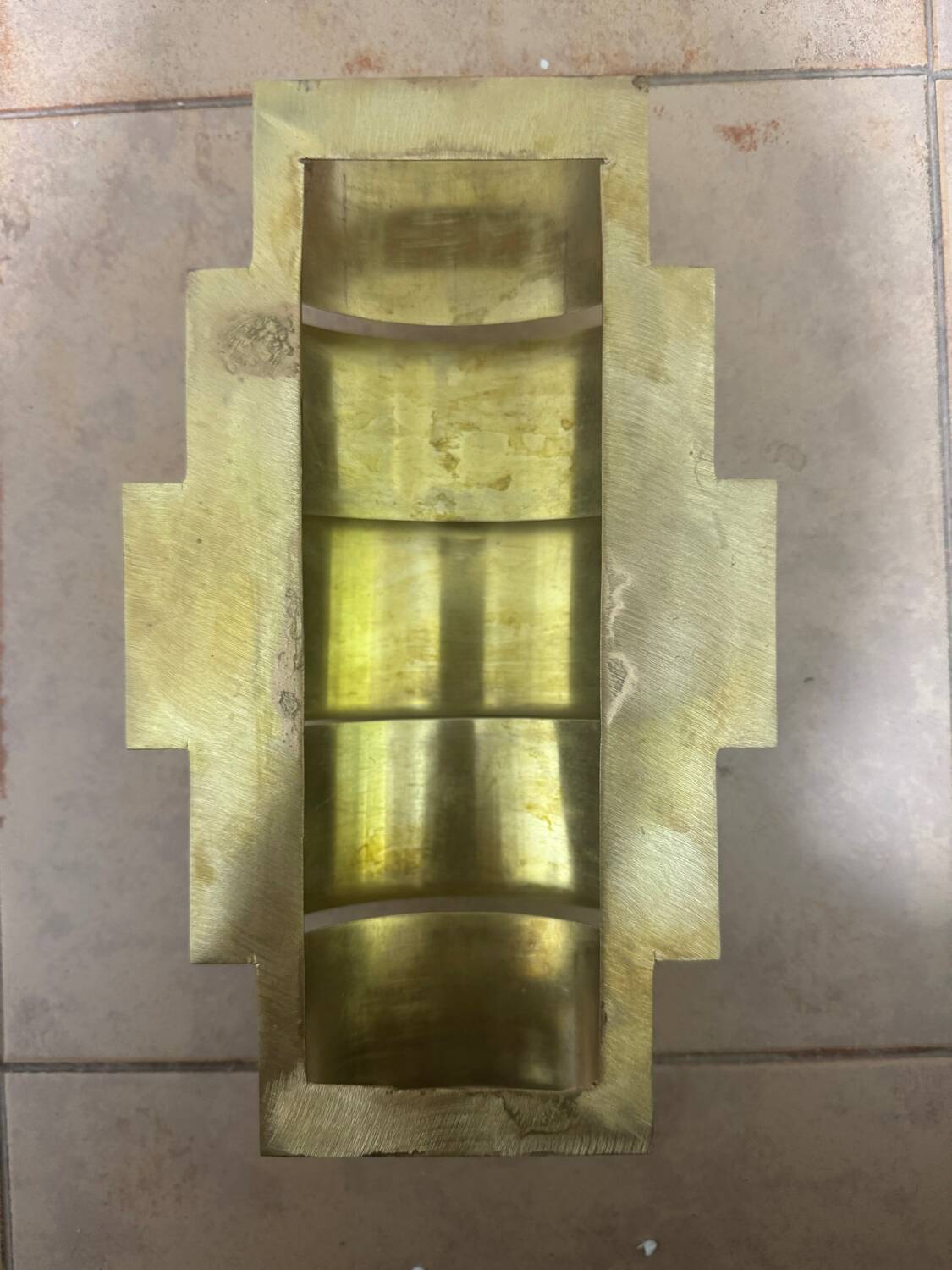 Round Art Deco wall light in brass.