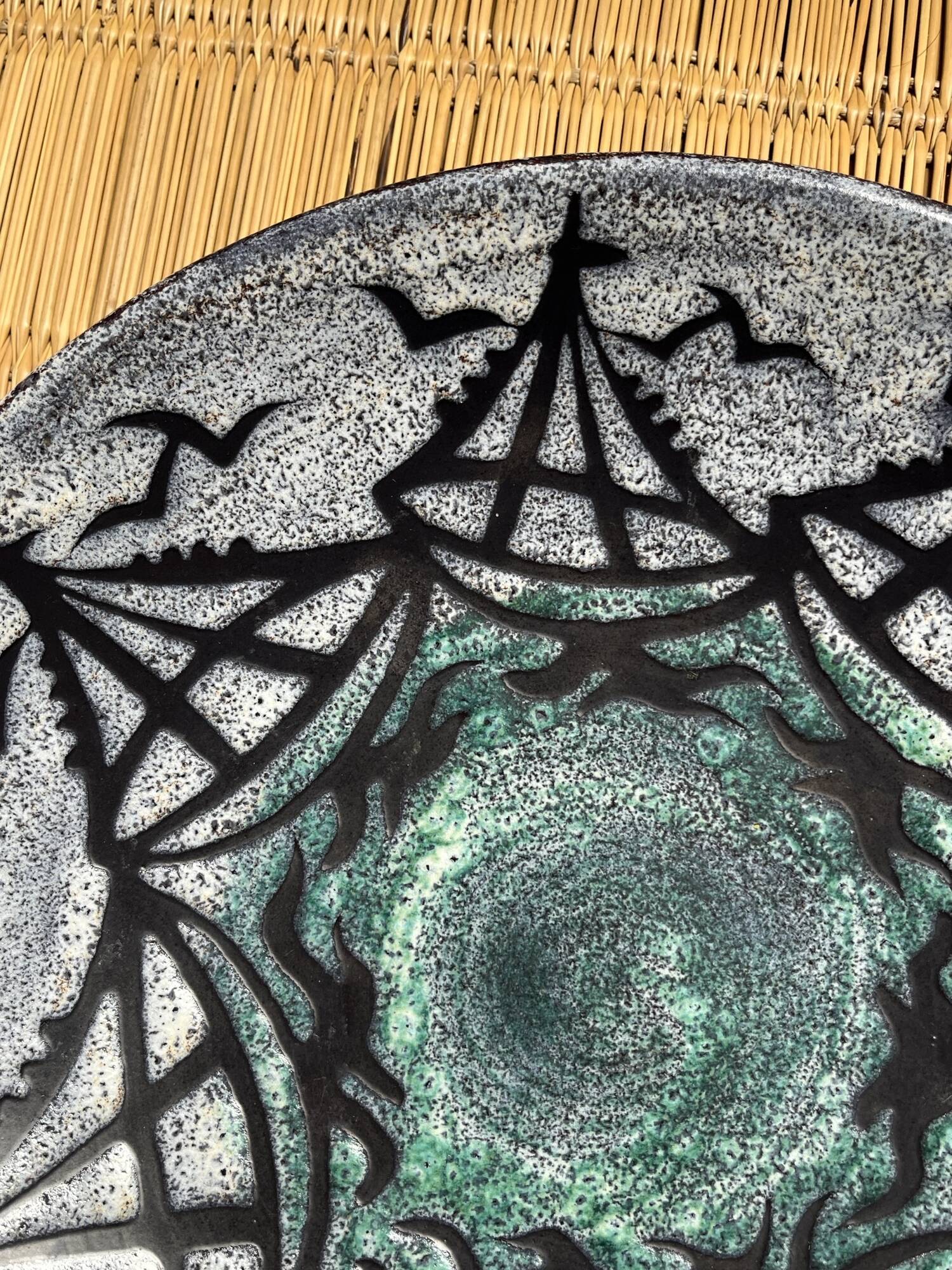 Large round dish St Clément boat motifs