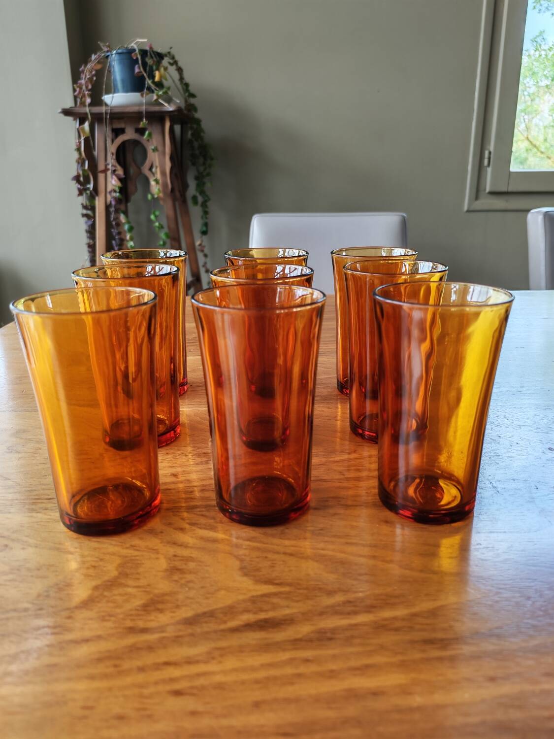 Lot de 9 gobelets hauts vintage en verre ambre