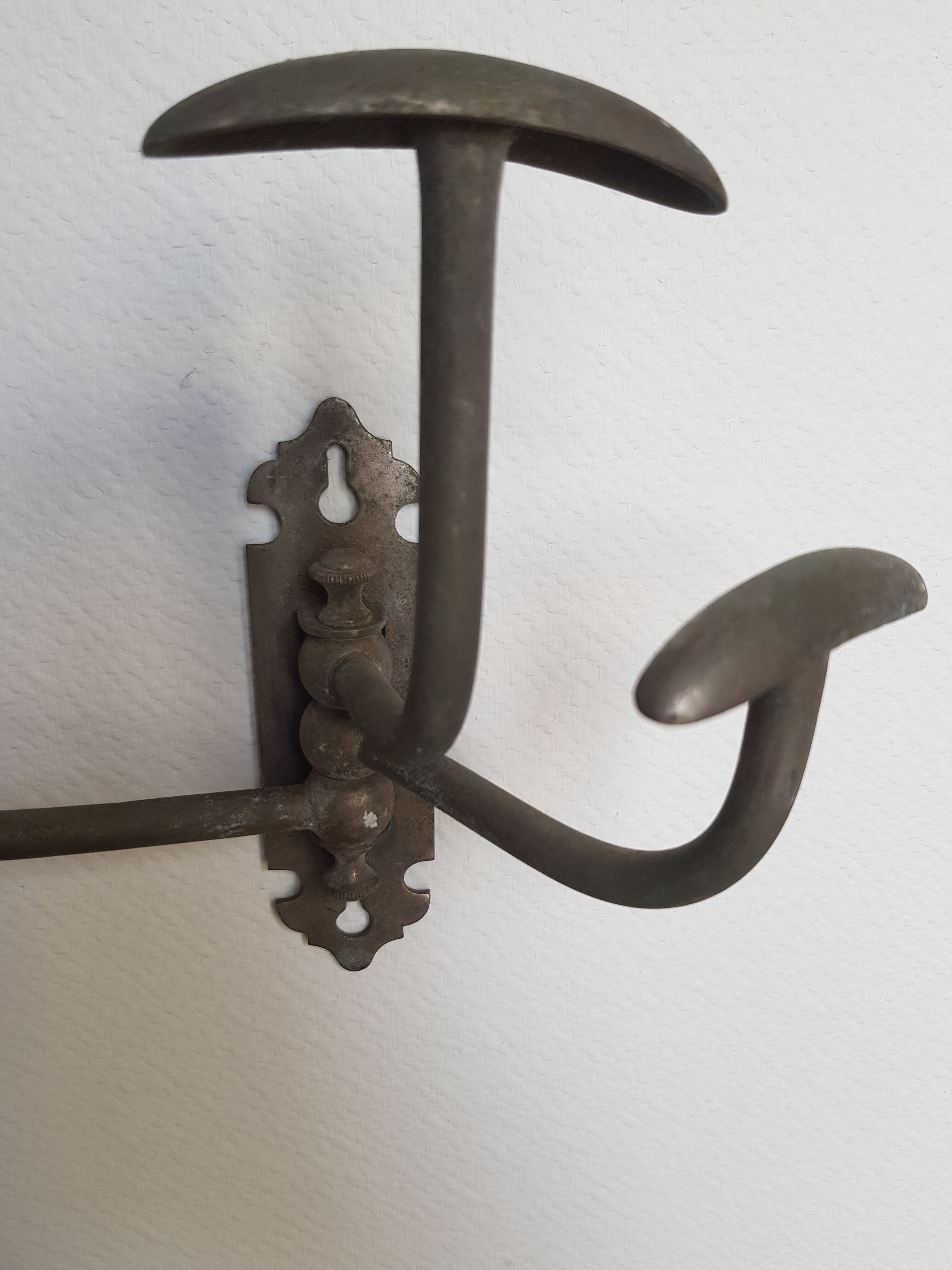 Tin wall patere has 3 hooks