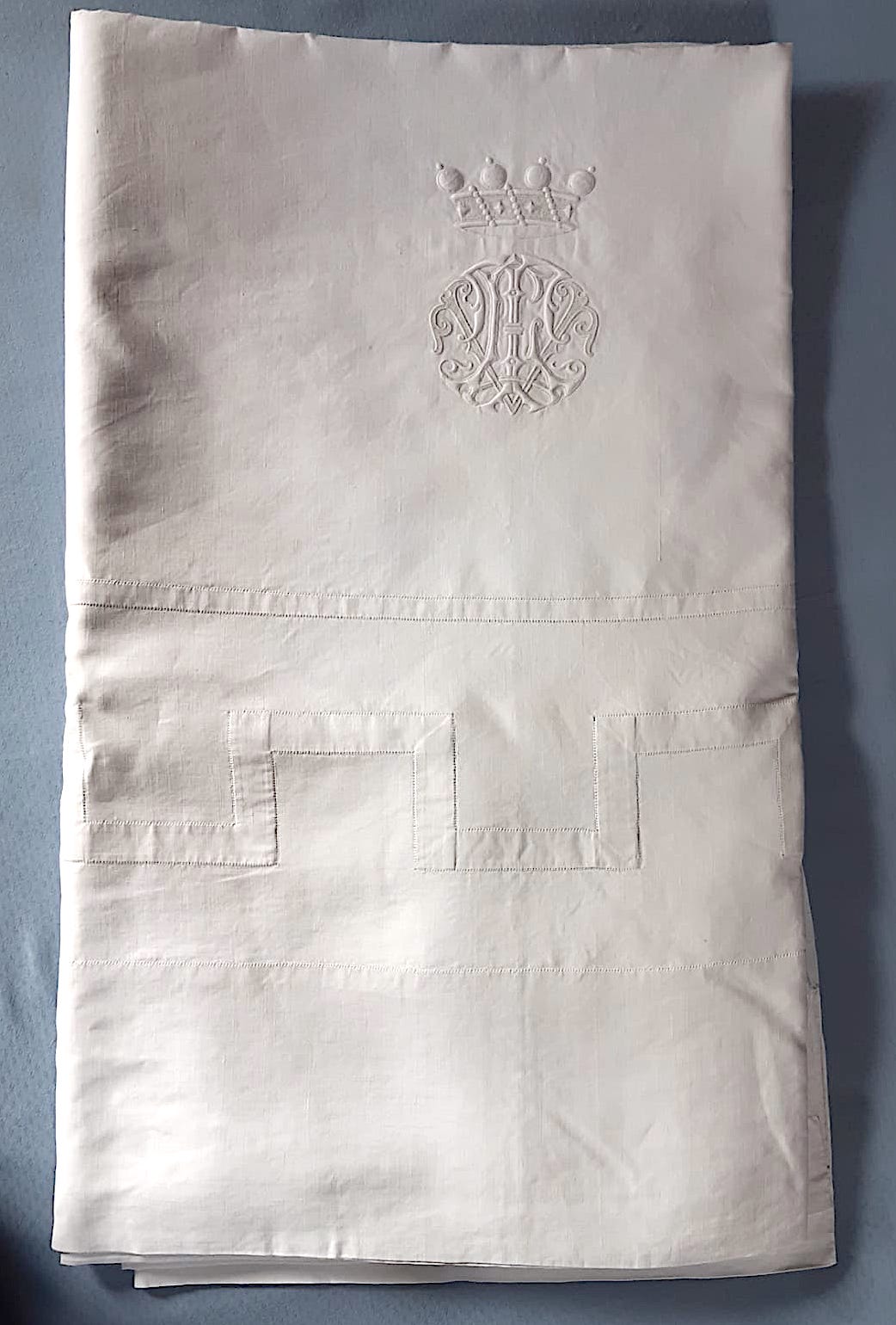 drap de château à couronne de baron 2m60 x 3m80 monogrammé "LT"