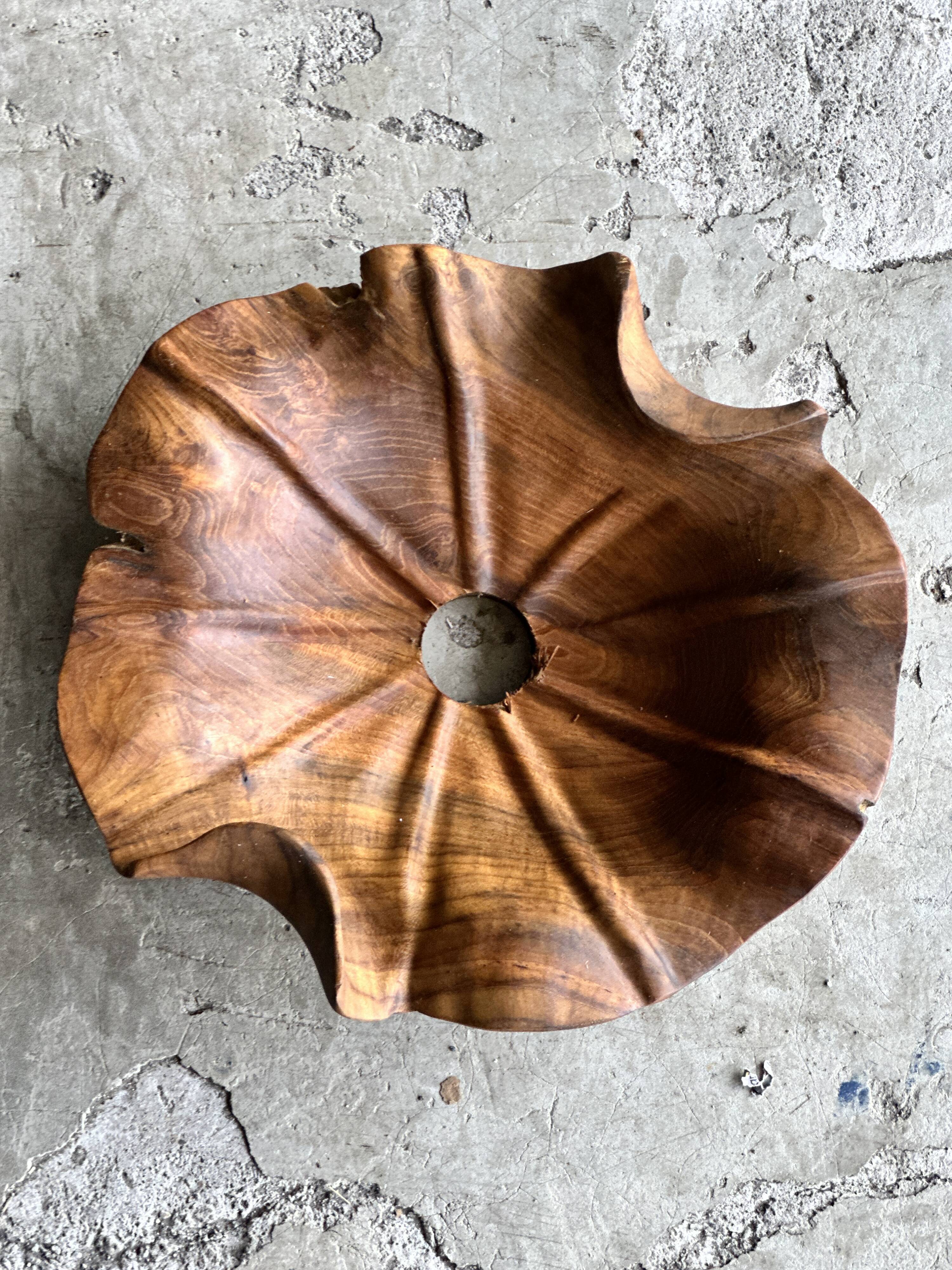 Small pendant light in corrugated teak leaf (Small D:30 H:20)