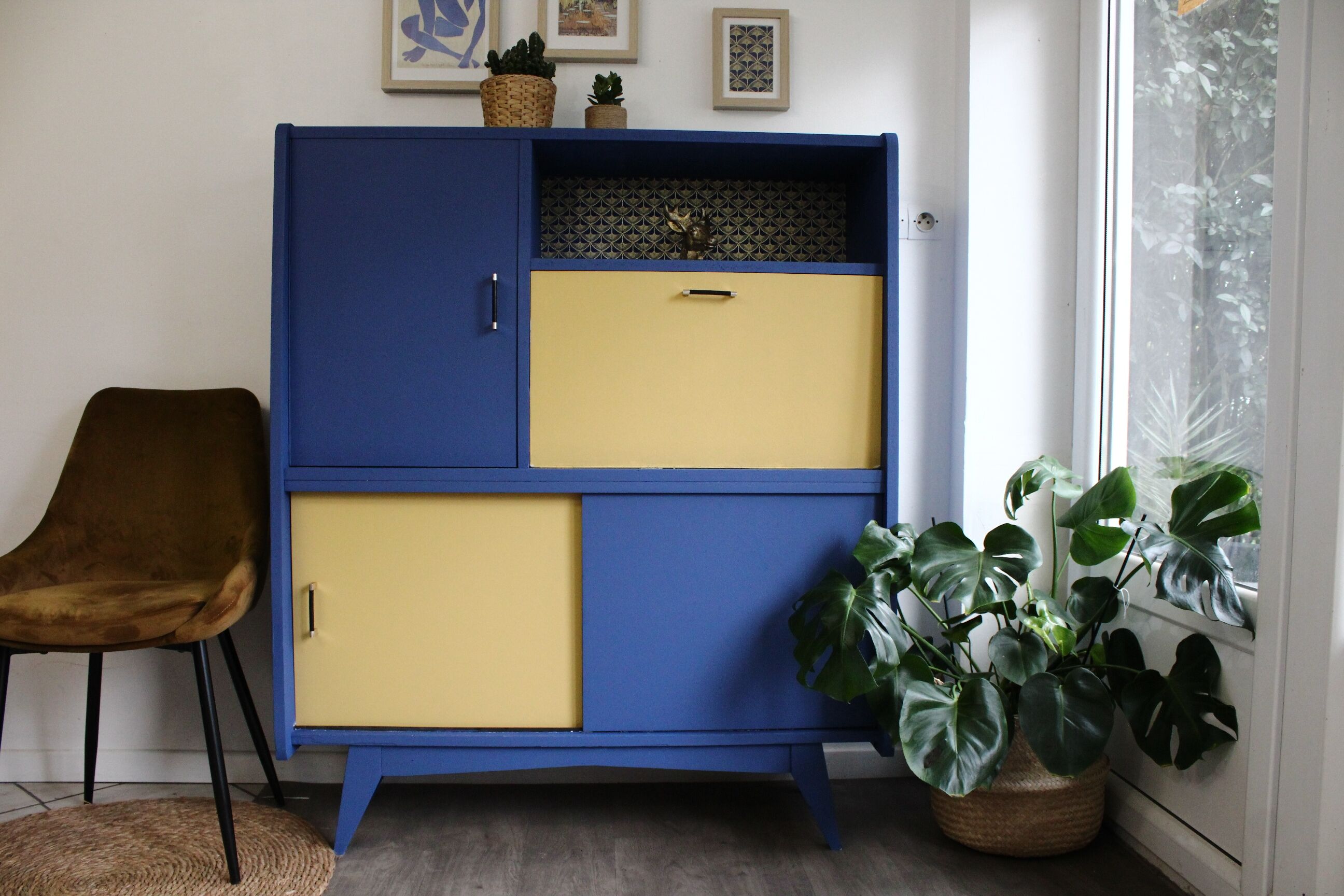 Office secretary 50s blue and yellow