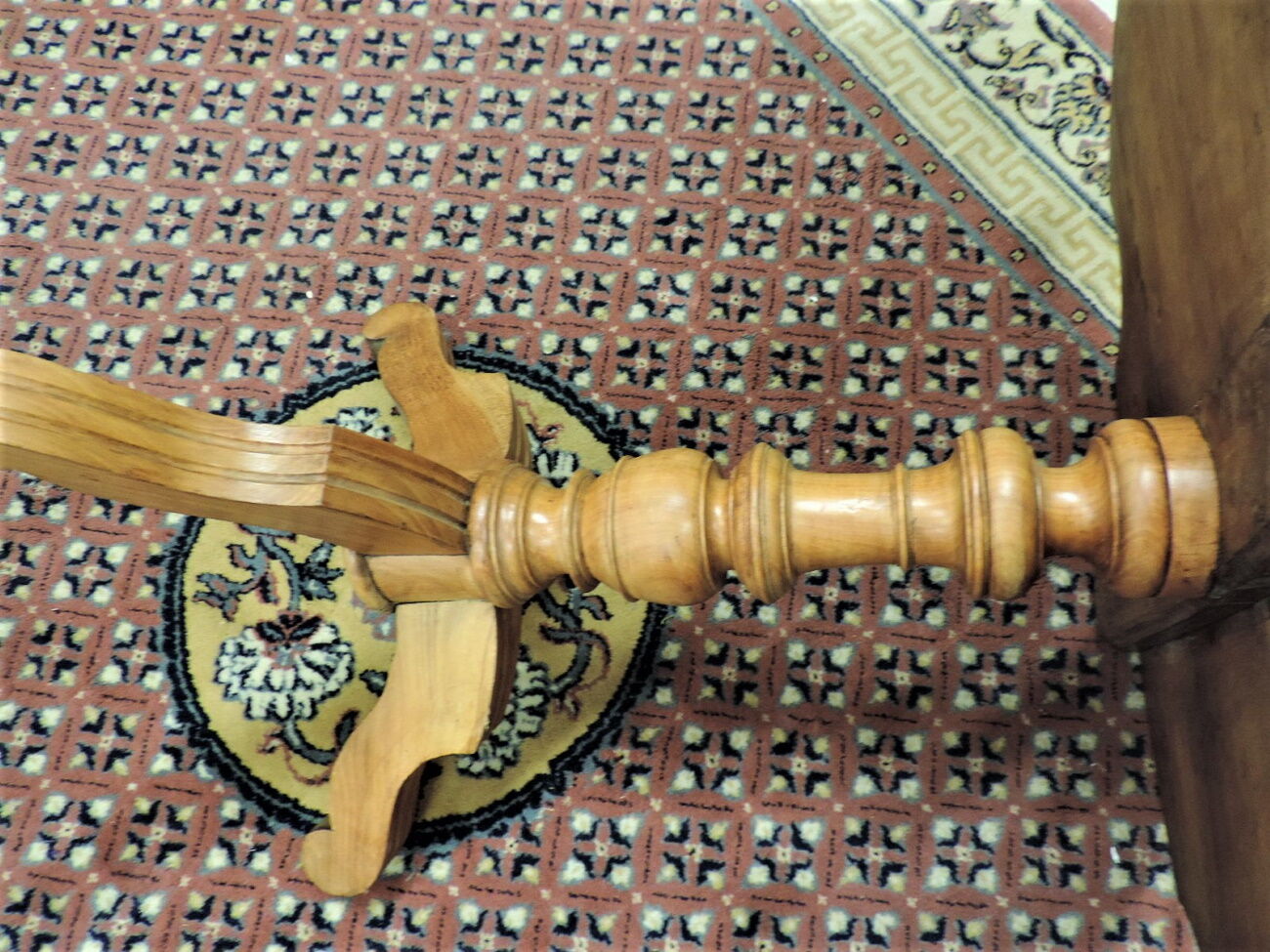 Tripod-tinged cherry-tree pedestal