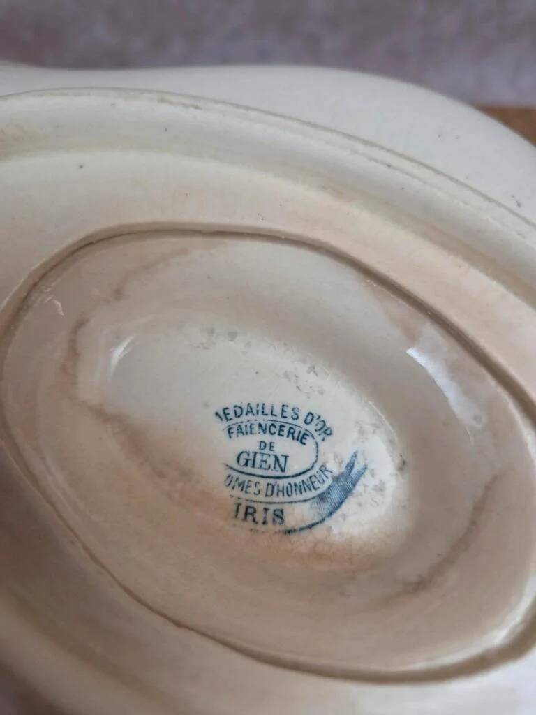 Saucière ancienne Gien Iris en terre de fer, fin XIXe siècle