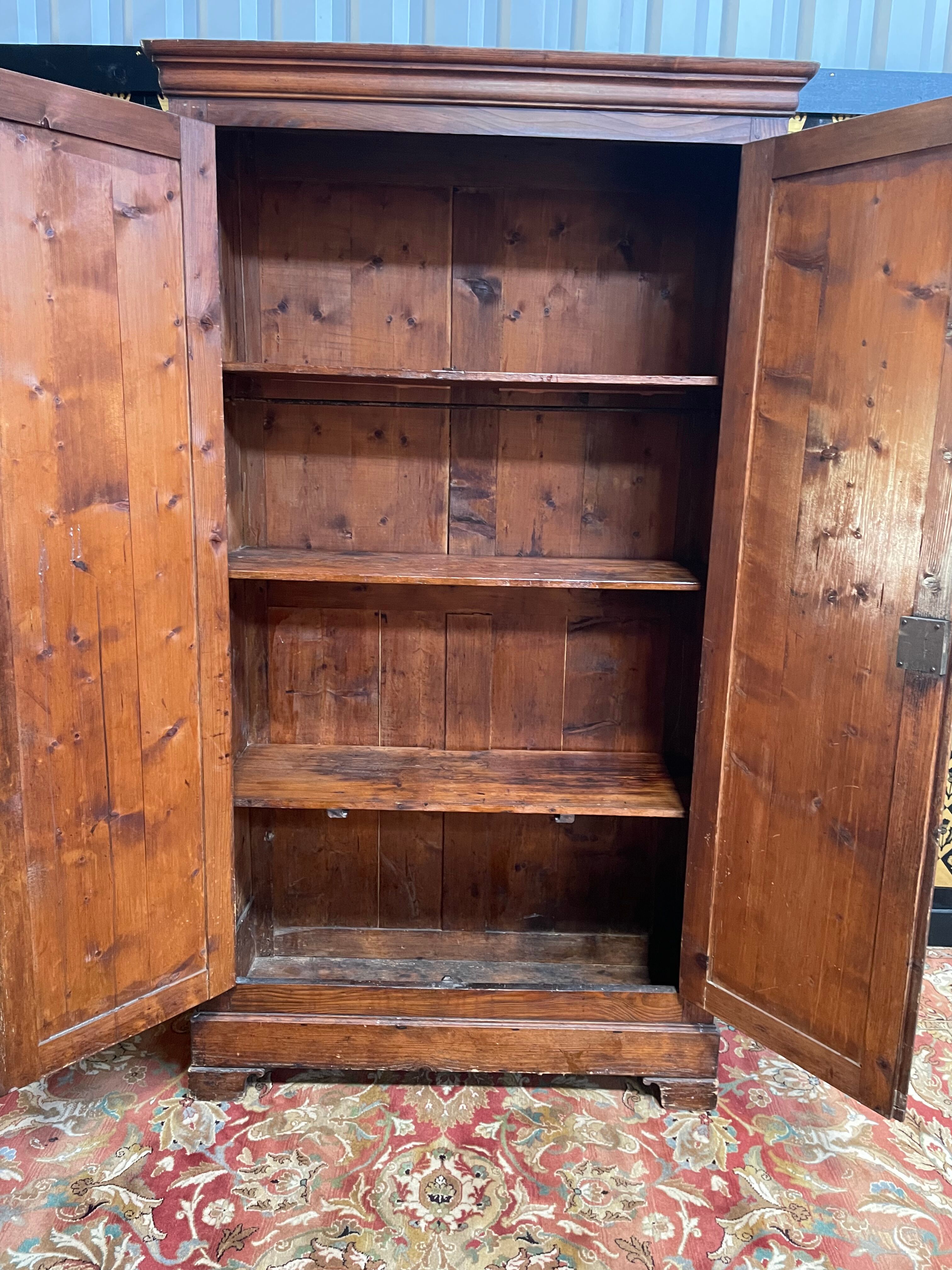 Armoire Louis Philippe parisienne en sapin