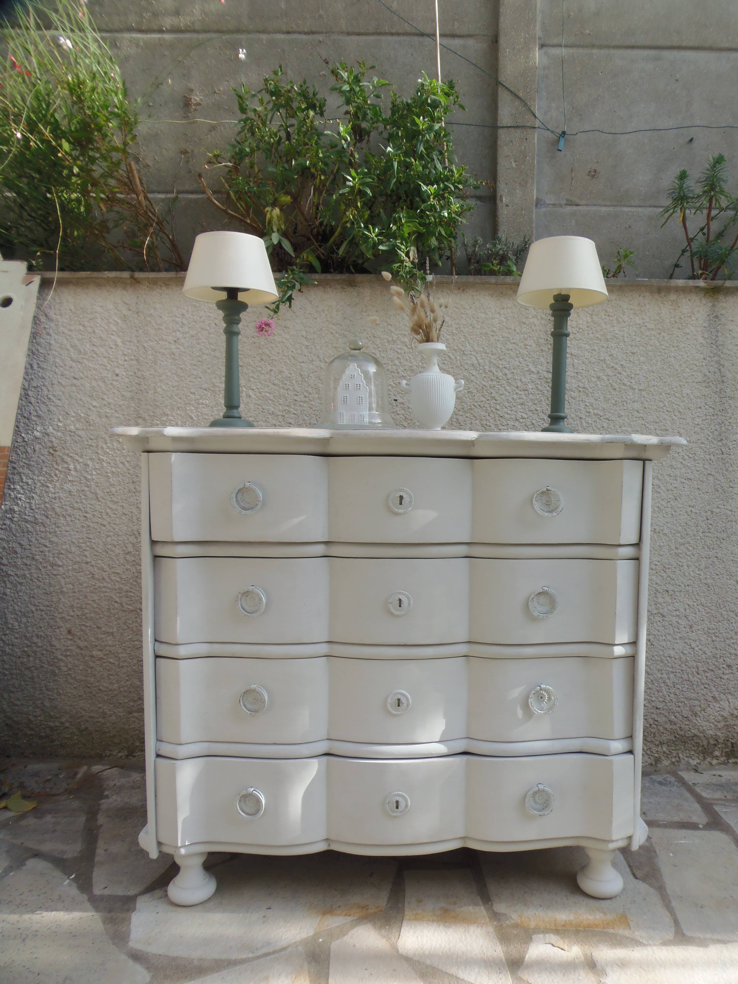 Commode arbalète de belle facture sublimée en gris perle, plateau blanchi.