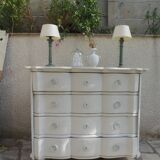 Commode arbalète de belle facture sublimée en gris perle, plateau blanchi.