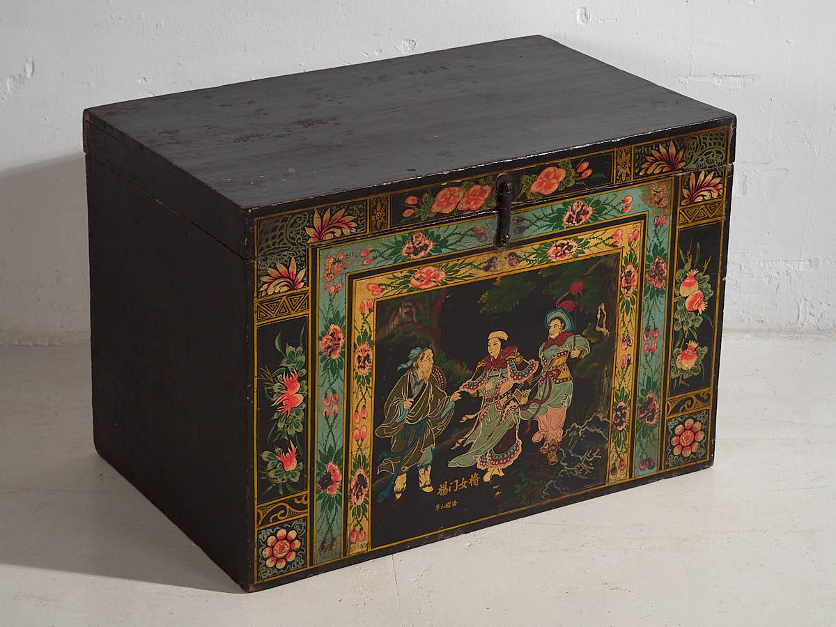 Antique oriental chest with painting of the warrior Yang Mulan (c.1900) #9