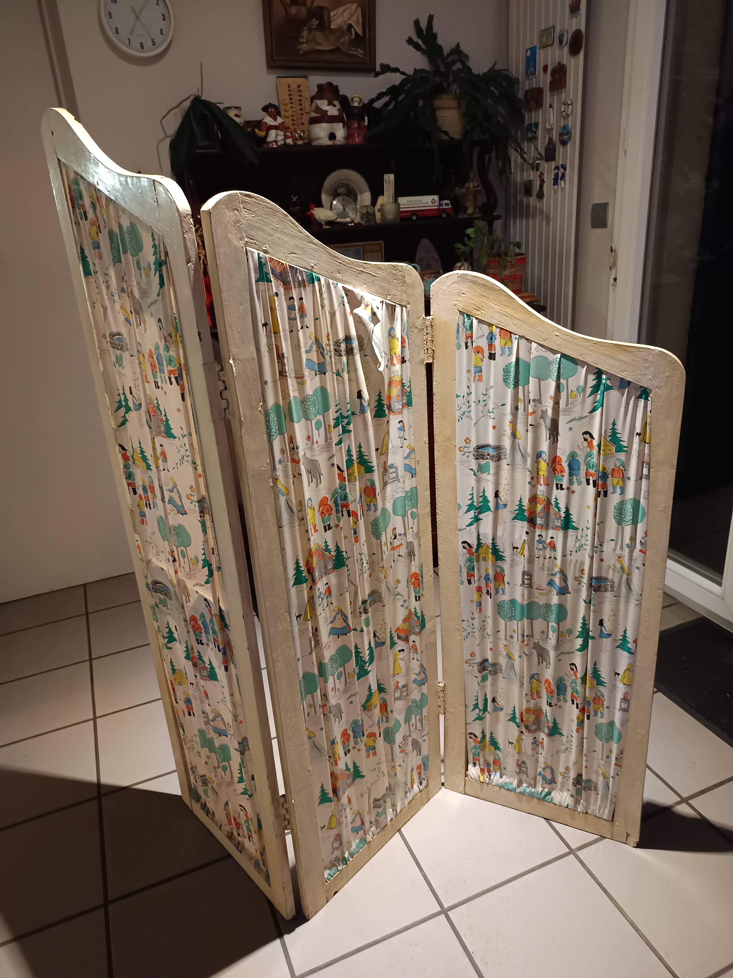 Vintage wooden children's screen from the 1950s/1960s with fairy tale fabric