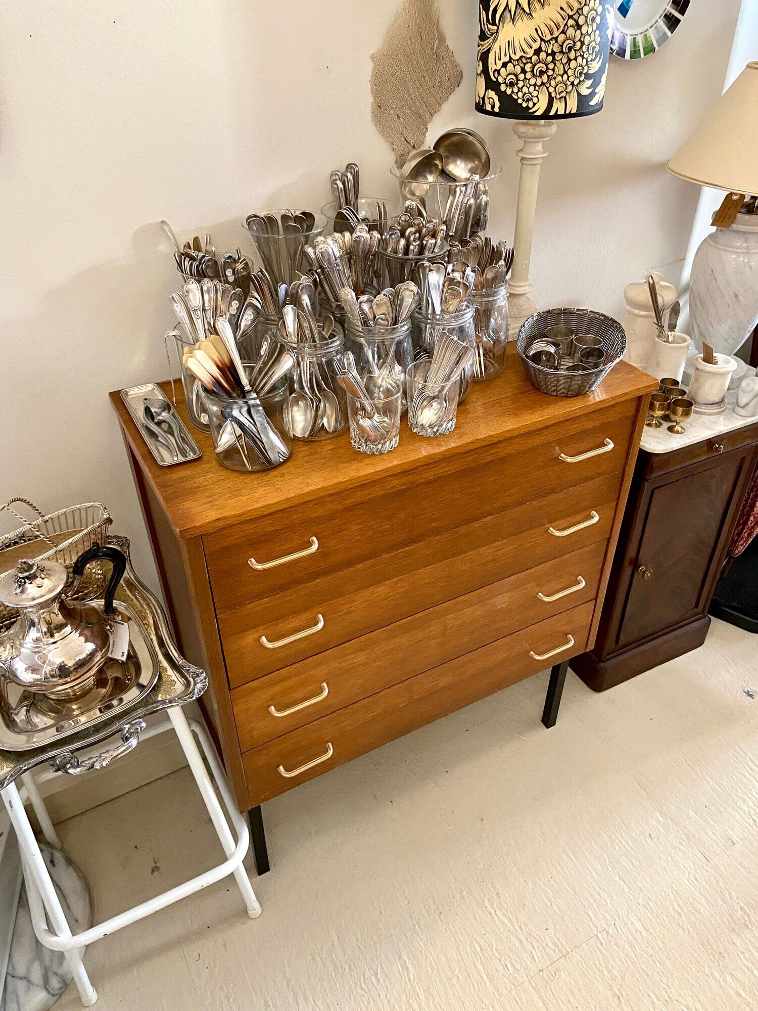 Commode 4 tiroirs en bois et métal noir années 1960