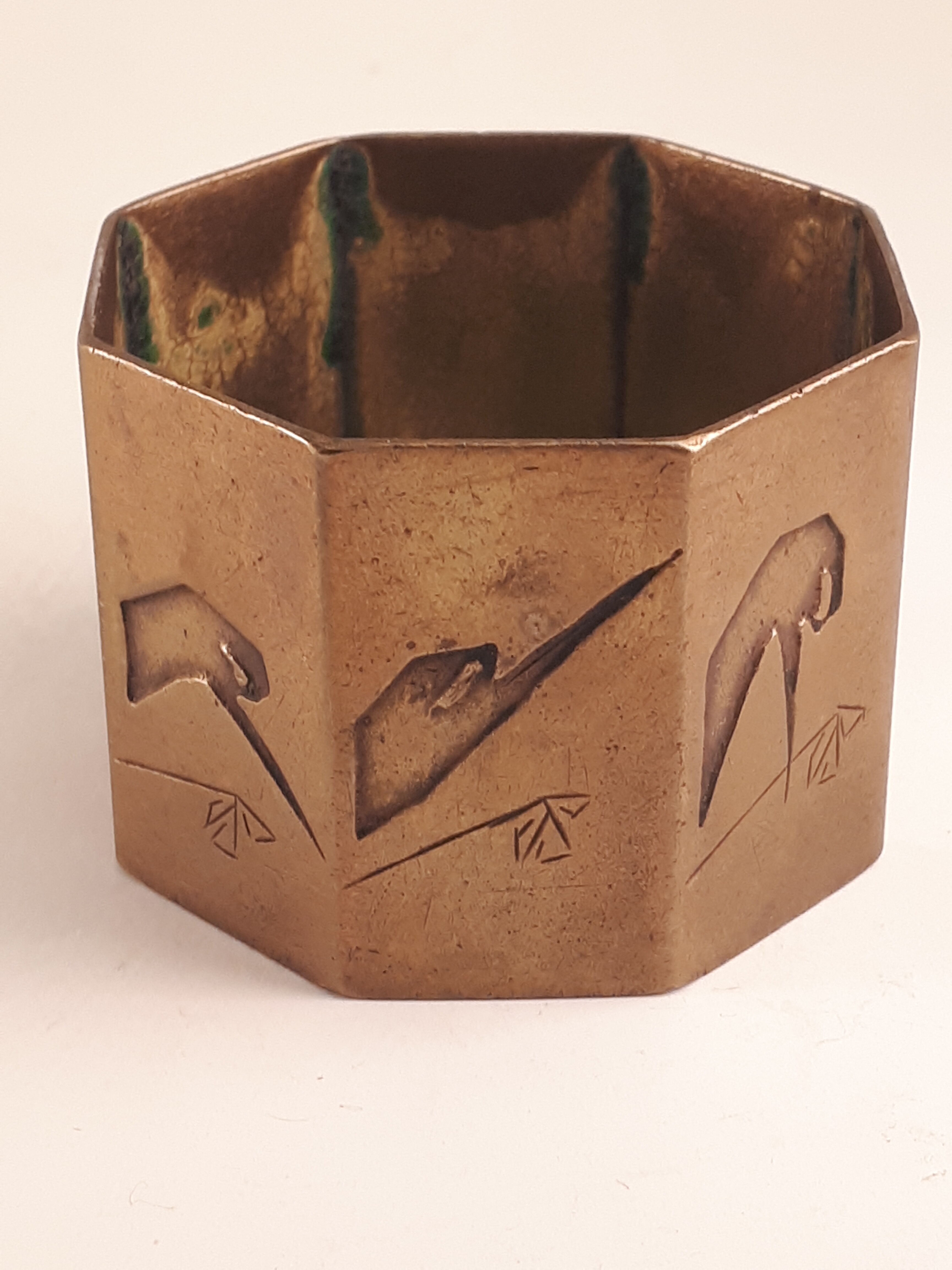 Round old brass brass brass art deco towel