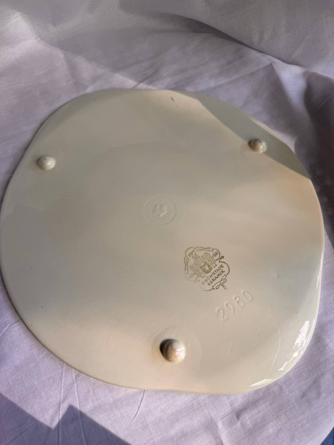 Plat à gâteau et à tarte en céramique de Grünstadt, milieu du 20e siècle.