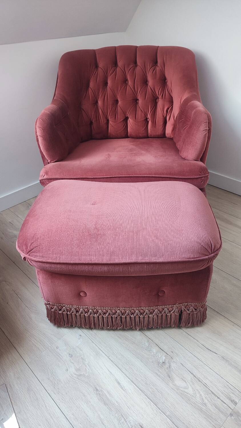 Fauteuil velours vieux rose et son repose pied