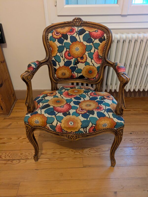 Fauteuil voltaire crémaillère, roulettes et fauteuil crapaud tissu assorti