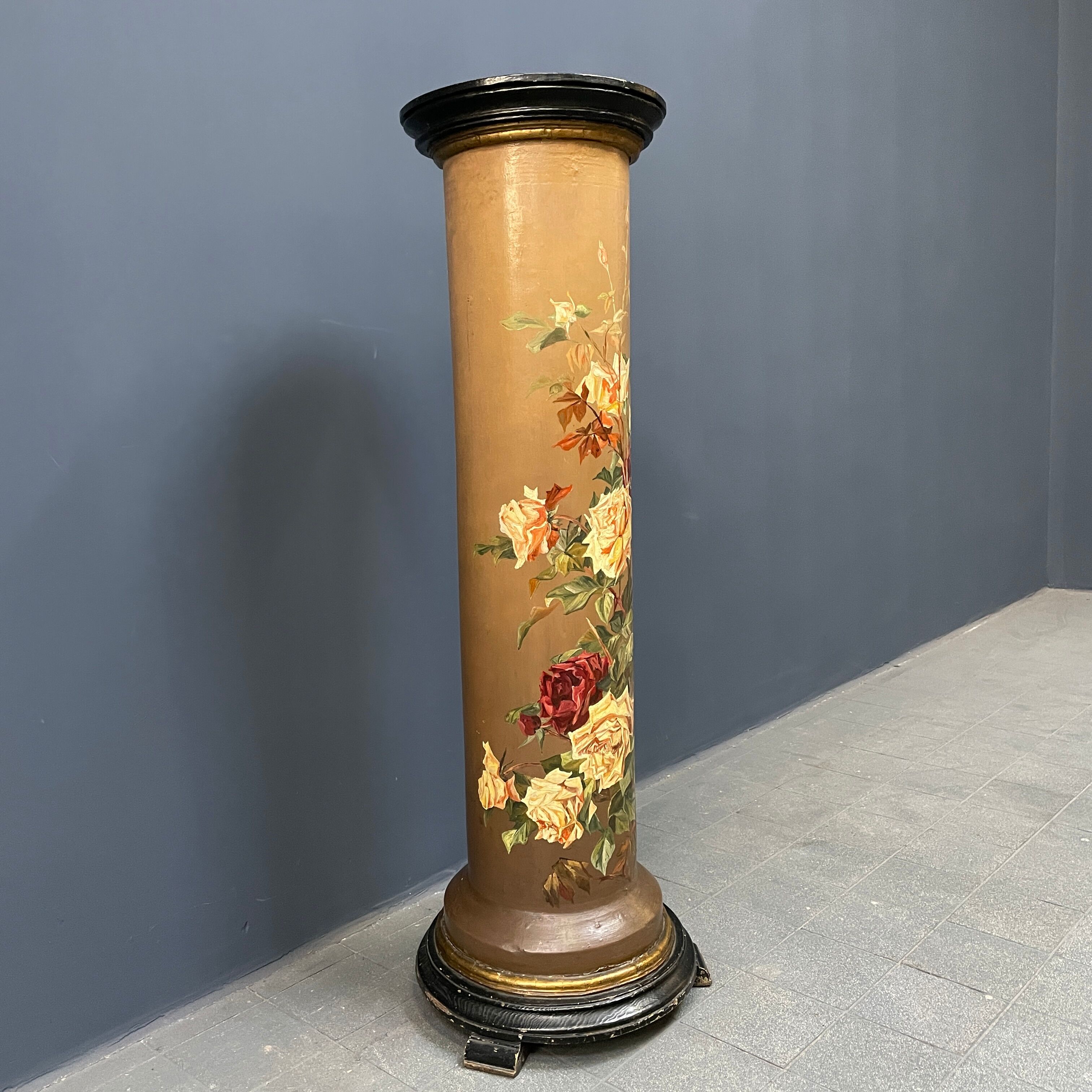 Colonne antique peint avec des fleurs