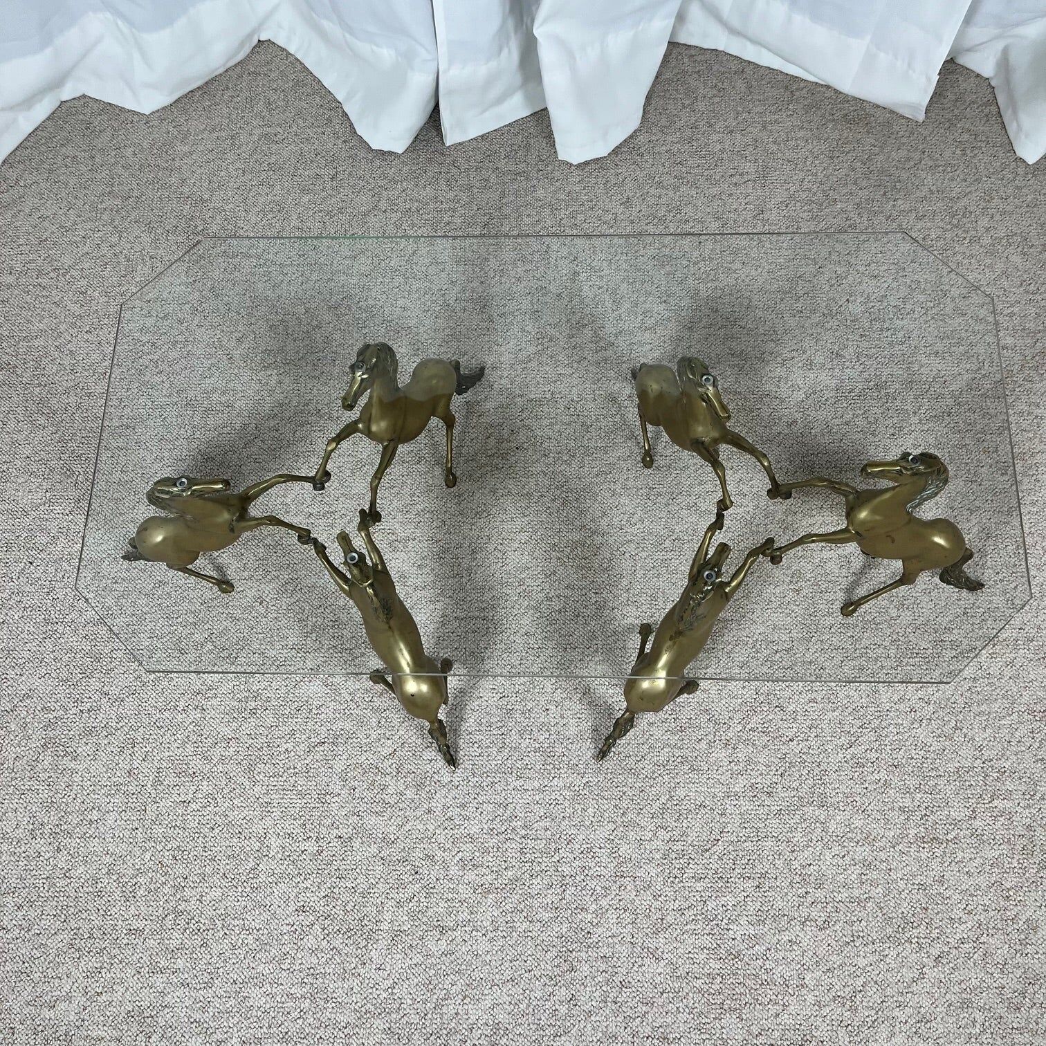 Hollywood Regency style coffee table, 6 patinated brass horses and glass top, 1970.