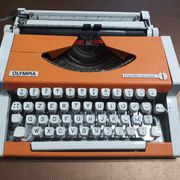 Machine à écrire Olympia traveller de luxe orange révisé et ruban neuf