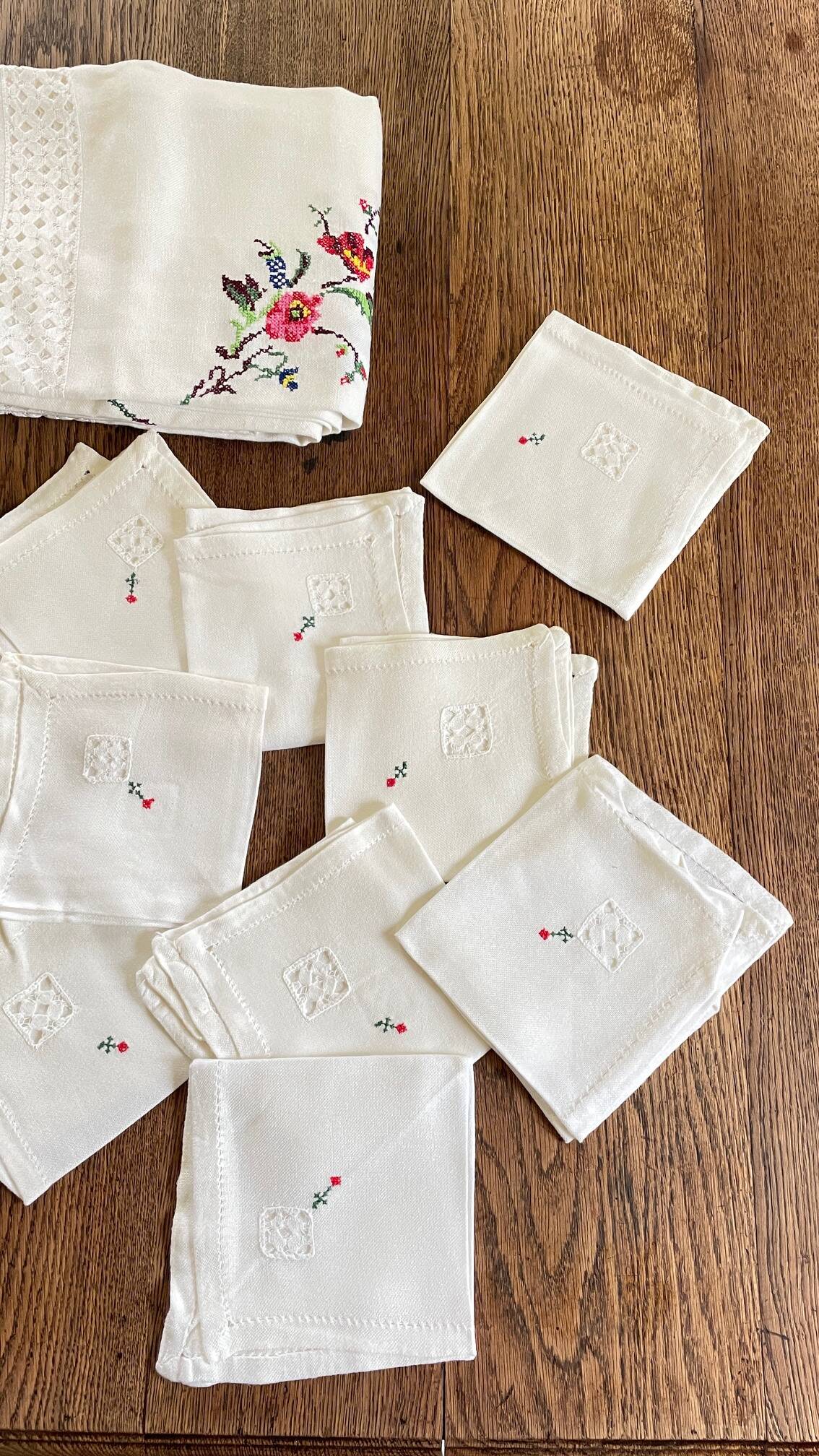 Embroidered tablecloth + 12 vintage napkins