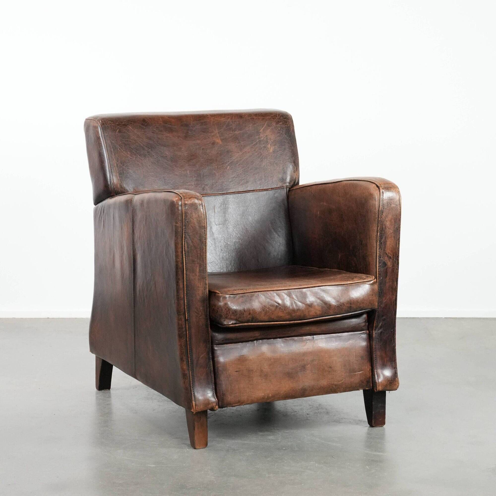 Sleekly shaped timeless design armchair made of sheepskin leather