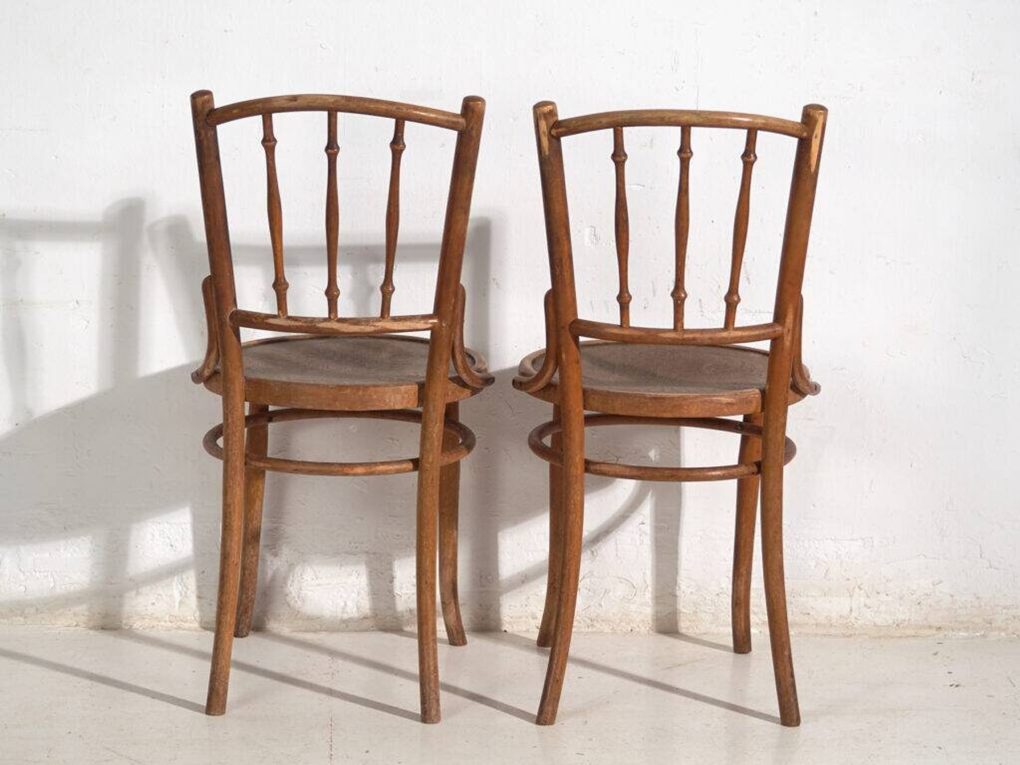 Pair of Thonet-style chairs in bent wood with turned spindles – Central Europe, circa 1920