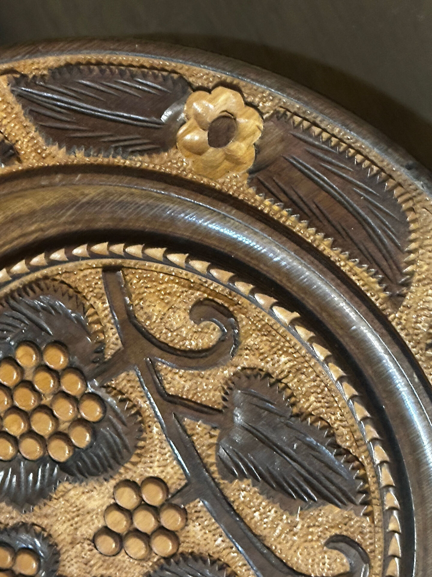 Carved wooden fruit bowl – Centrepiece with grape decoration