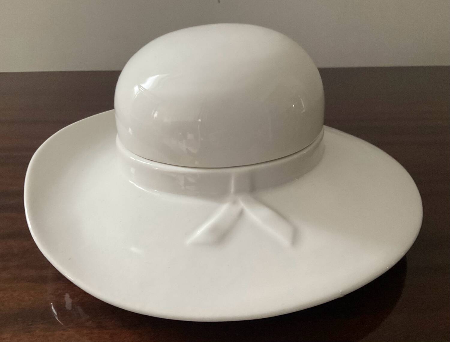 Vintage enameled porcelain hat pocket emptier