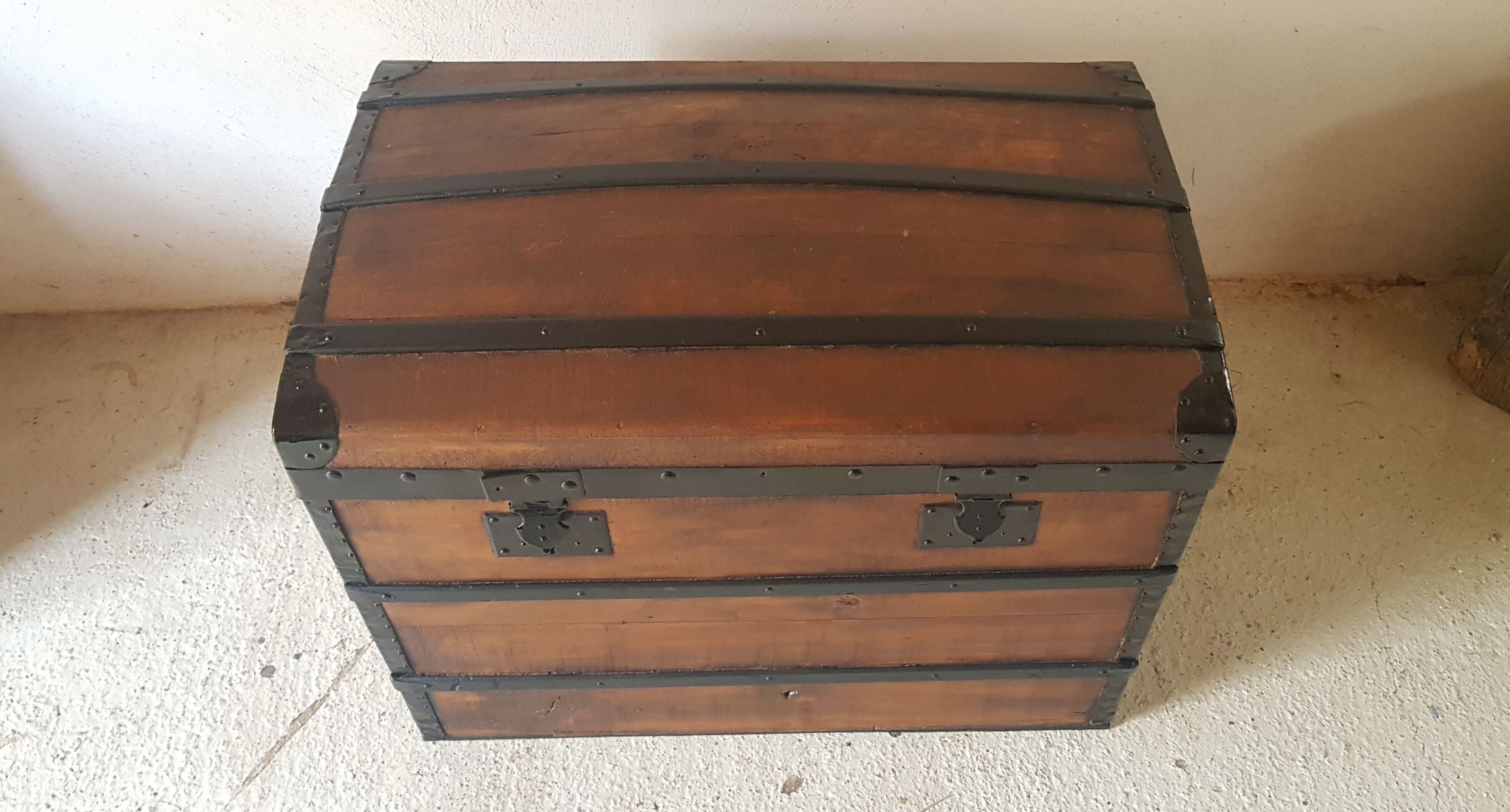 Curved travel trunk