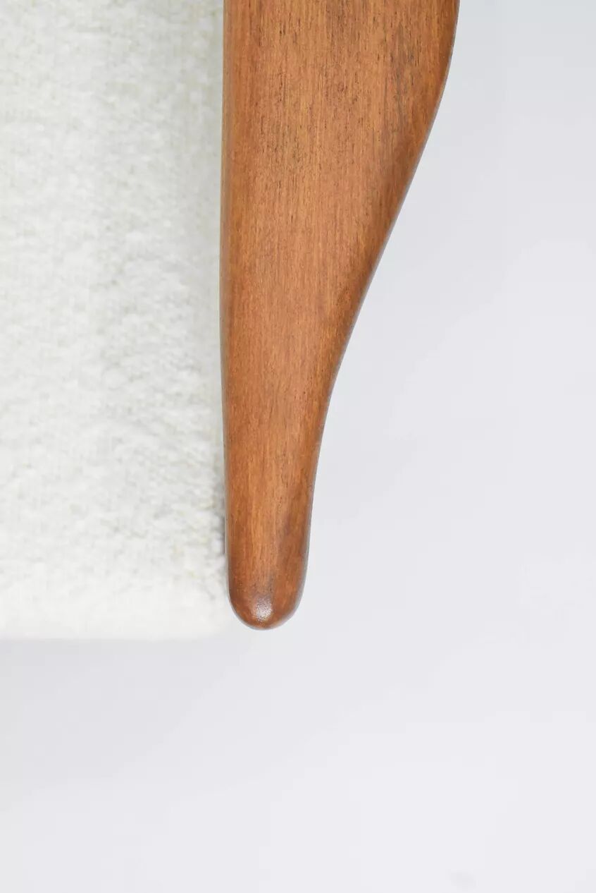 Canapé des années 60, en teck et bouclé blanc.