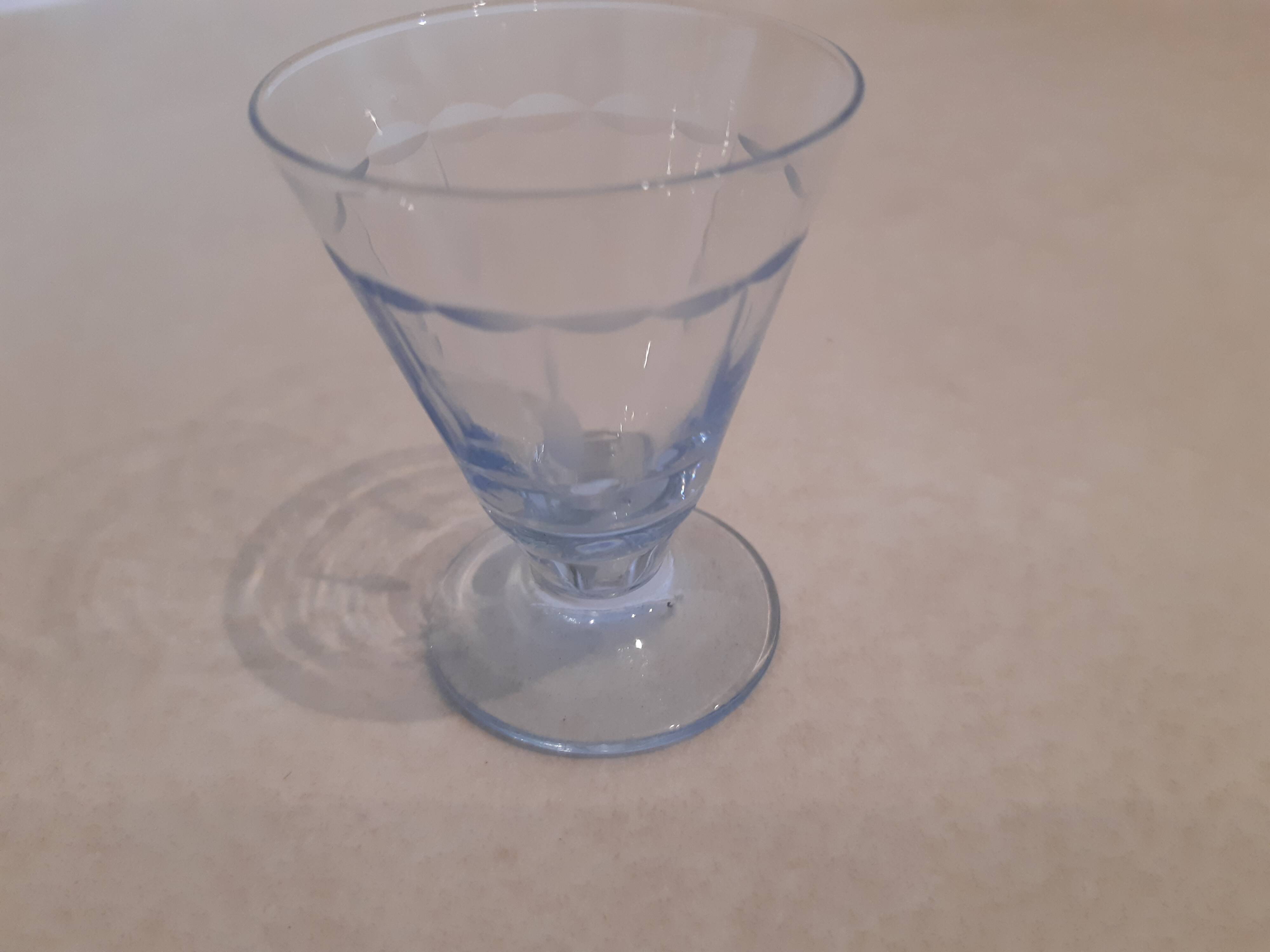 Lot de 7 petits verres à alcool en cristal très finement ciselé bleu.