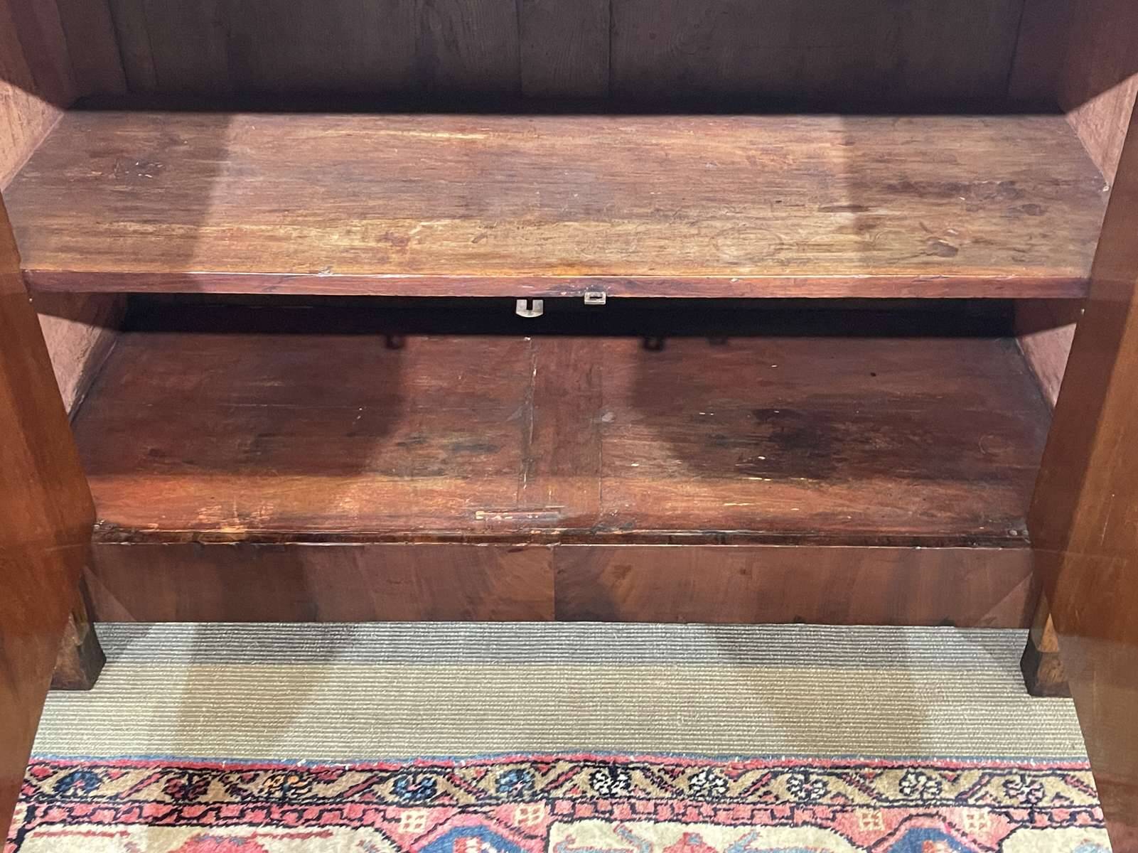 Buffet Empire début XIXème en acajou et dessus marbre noir