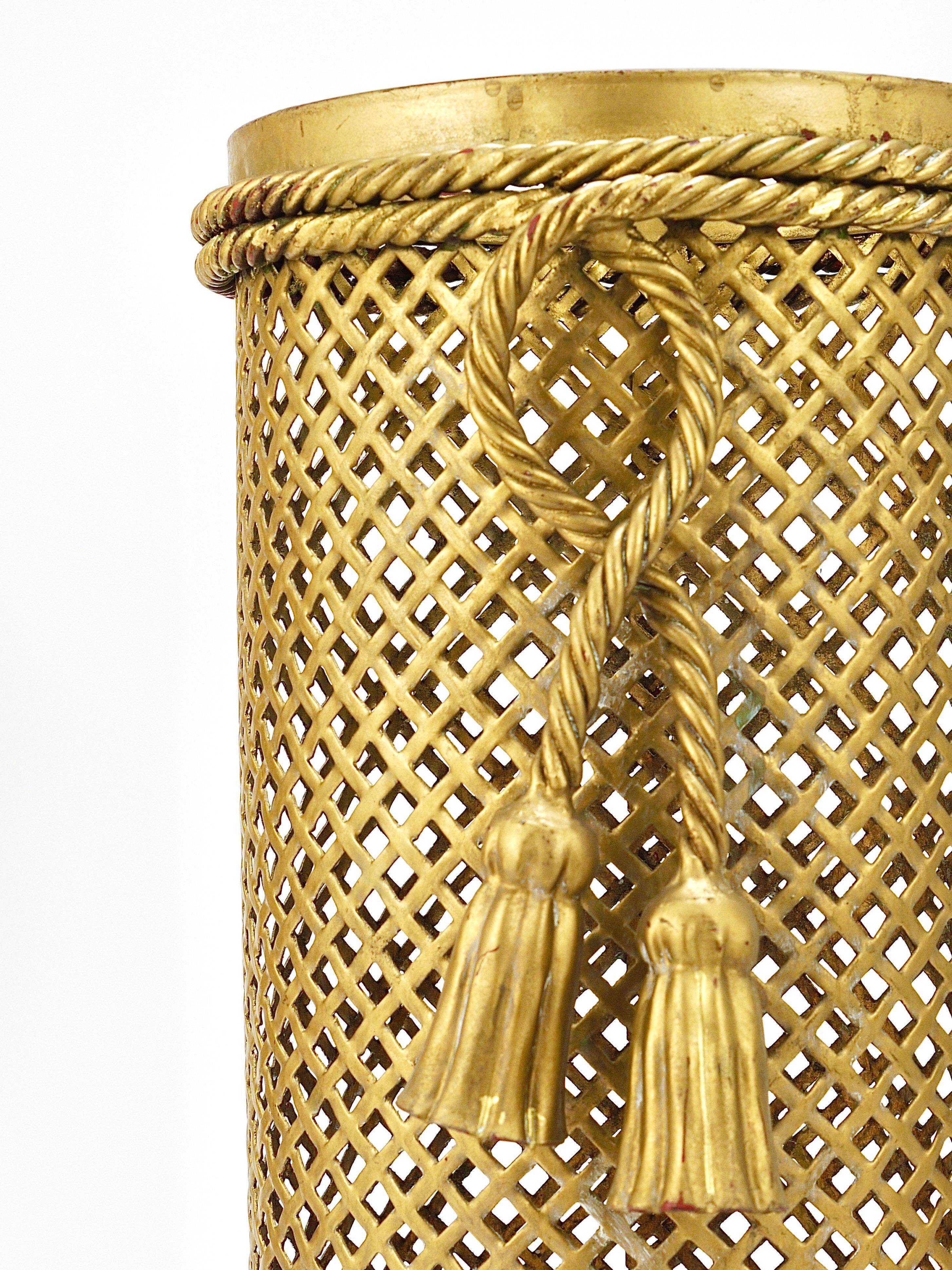 Hollywood Regency umbrella stand in gold metal with cord and tassels, Li Puma Firenze, 1950.