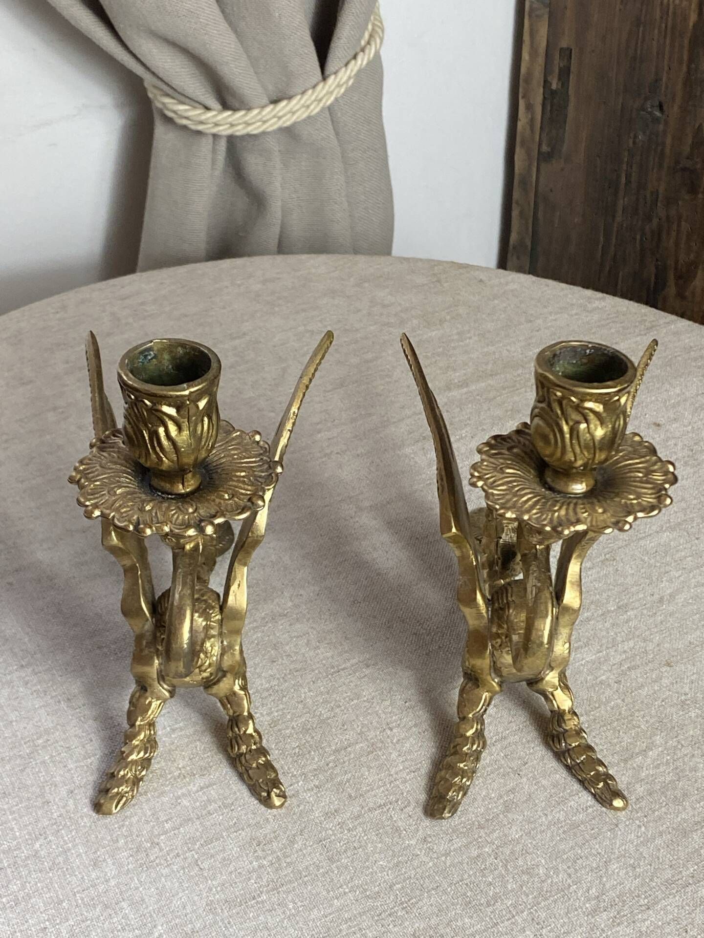 Paire de bougeoirs chimères en bronze