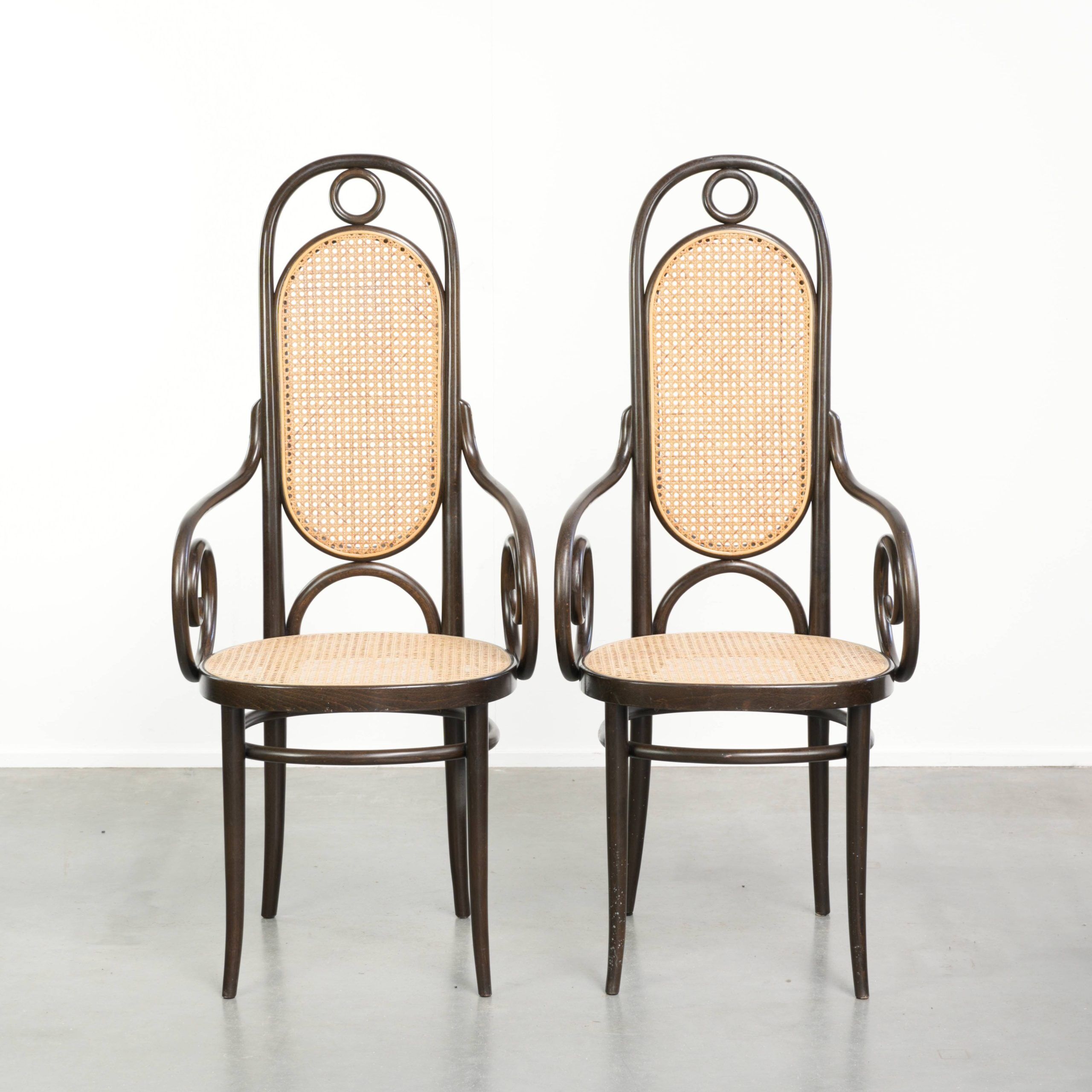 Ensemble de 2 chaises vintage originales design Thonet modèle Long John avec accoudoirs.