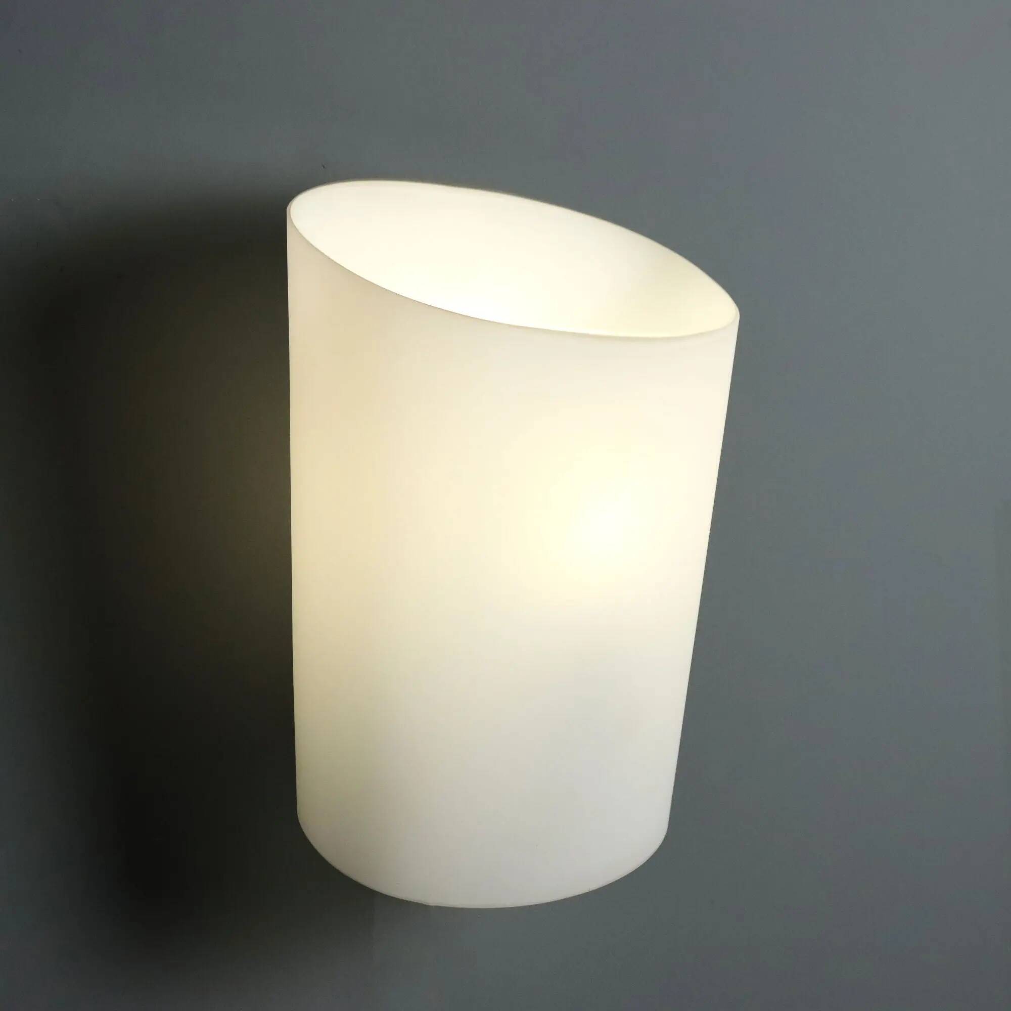 Vintage wall light in opaline glass, Italian design, 1980s.