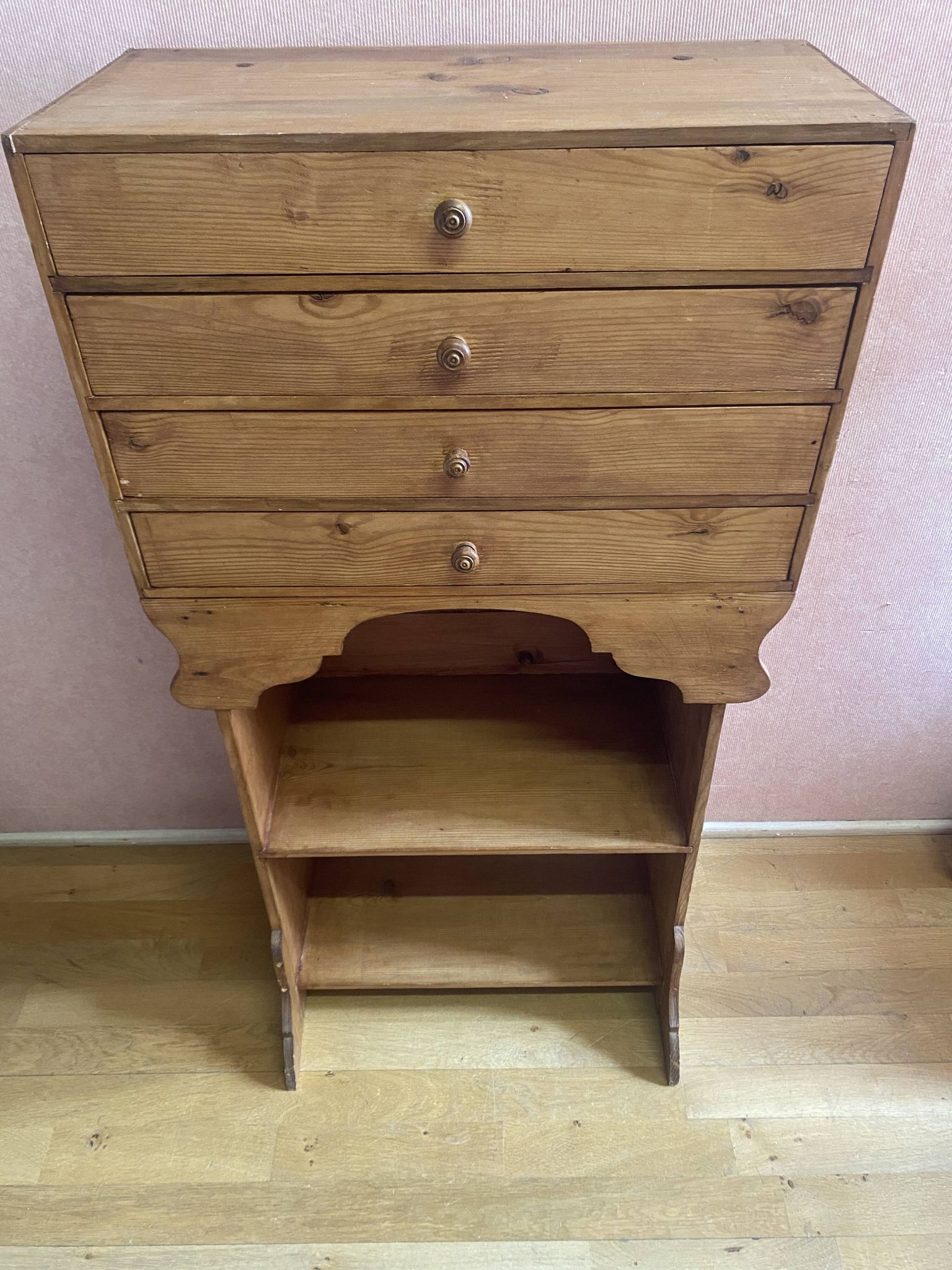 Dressoir en sapin, 4 tiroirs. Très bon état;