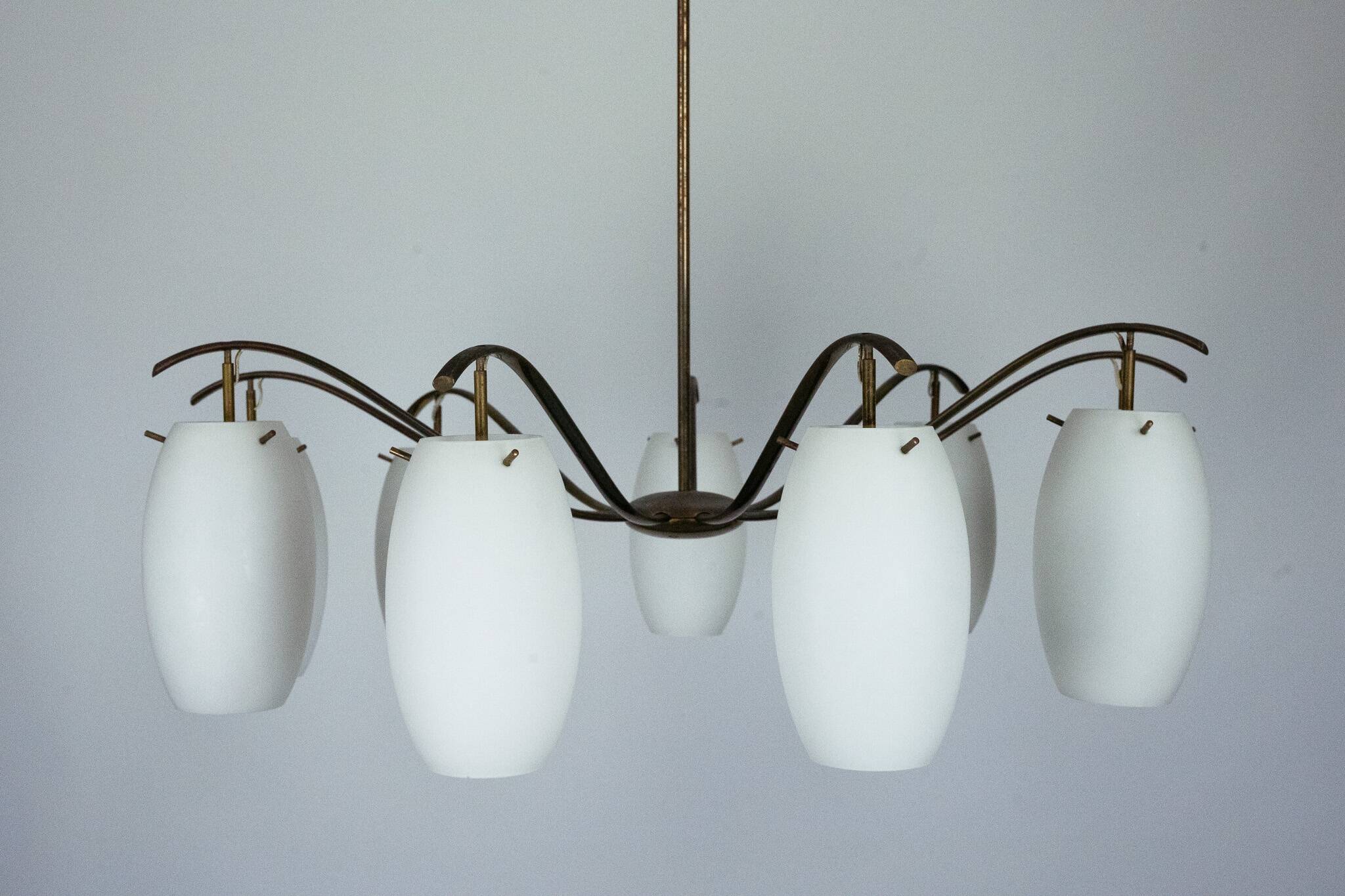 Rare lustre Arredoluce Monza à 9 lumières en laiton et verre opalin, Italie, 19