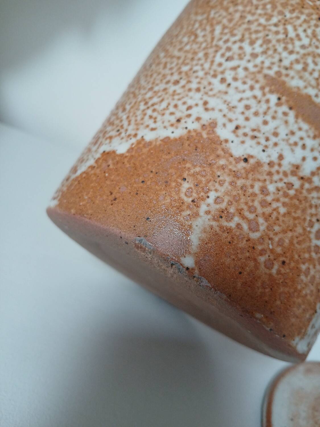 Pot en grès avec couvercle