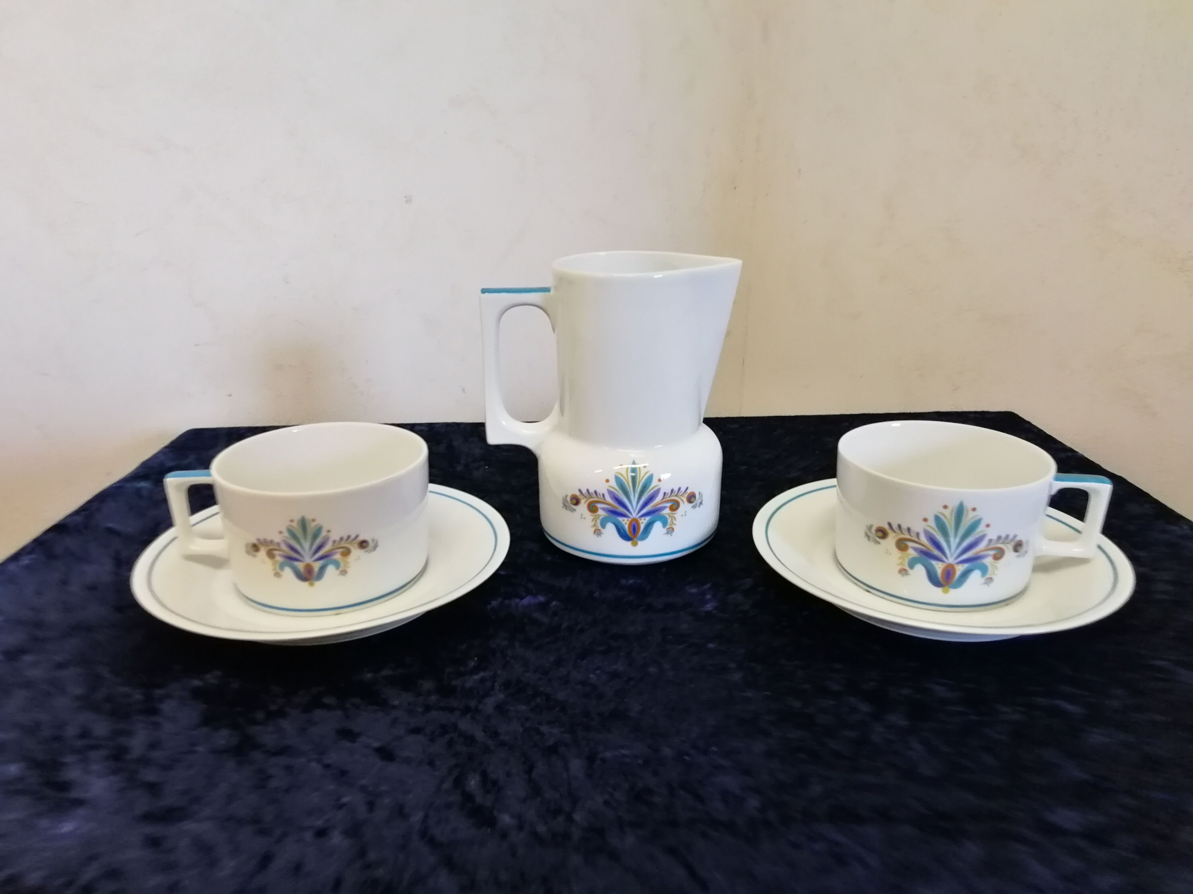 Duo of coffee cups in porcelain